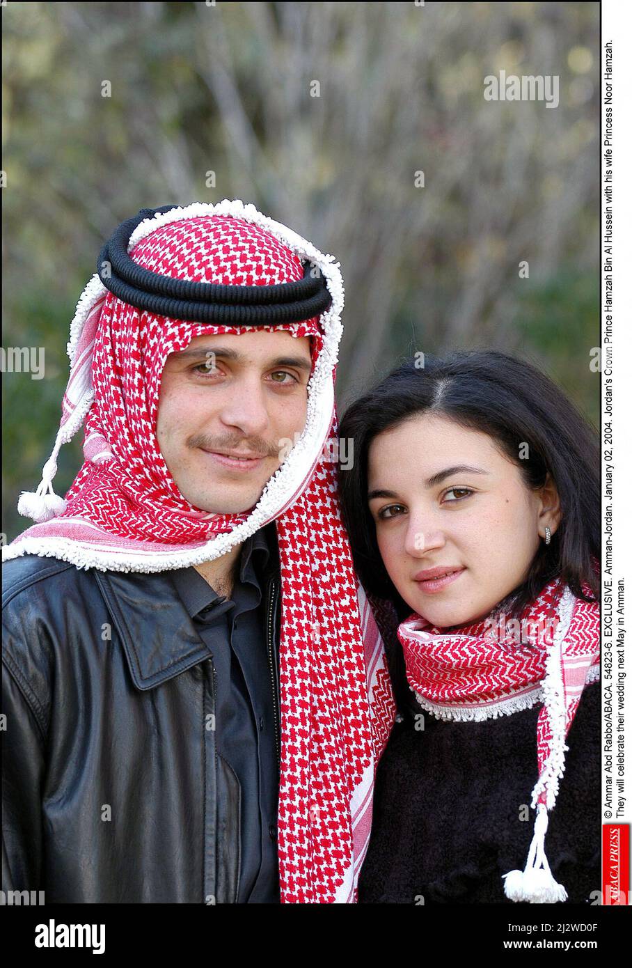 Datei Foto - © Ammar Abd Rabbo/ABACA. 54823-6. EXKLUSIV. Amman-Jordanien. 02. Januar 2004. Jordaniens Kronprinz Hamzah bin Al Hussein mit seiner Frau Prinzessin Noor Hamzah. Sie werden ihre Hochzeit im kommenden Mai in Amman feiern. Prinz Hamzah bin Hussein, der ehemalige Thronfolger Jordaniens, hat gesagt, dass er auf seinen Titel als Prinz verzichtet. Prinz Hamzah sagte, seine „persönlichen Überzeugungen“ seien nicht im Einklang mit den „modernen Methoden unserer Institutionen“. Der Prinz ist der vierte Sohn des verstorbenen Königs Hussein und der jüngere Halbbruder des regierenden Königs Abdullah. Im vergangenen Jahr wurde er unter Hausarrest gestellt Stockfoto
