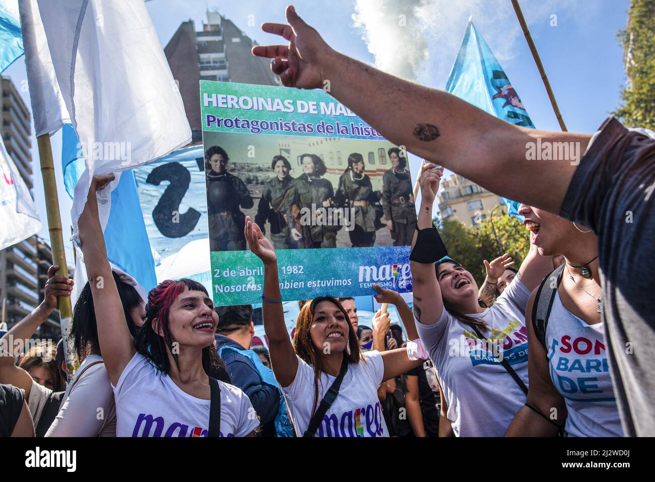 Buenos Aires, Argentinien. 02. April 2022. Während der Demonstration chanten Demonstranten Parolen gegen die britische Regierung. 40 Jahre sind seit dem Falkland-Krieg oder Malvinas-Krieg zwischen Argentinien und dem Vereinigten Königreich über die beiden britischen Territorien vergangen, was einen Protest von politischen Gruppen vor der britischen Botschaft in Buenos Aires hervorbrachte. Kredit: SOPA Images Limited/Alamy Live Nachrichten Stockfoto