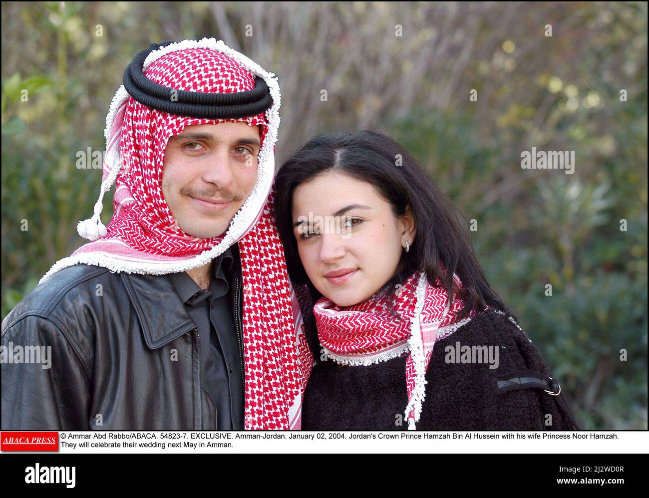 Datei Foto - © Ammar Abd Rabbo/ABACA. 54823-7. EXKLUSIV. Amman-Jordanien. 02. Januar 2004. Jordaniens Kronprinz Hamzah bin Al Hussein mit seiner Frau Prinzessin Noor Hamzah. Sie werden ihre Hochzeit im kommenden Mai in Amman feiern. Prinz Hamzah bin Hussein, der ehemalige Thronfolger Jordaniens, hat gesagt, dass er auf seinen Titel als Prinz verzichtet. Prinz Hamzah sagte, seine „persönlichen Überzeugungen“ seien nicht im Einklang mit den „modernen Methoden unserer Institutionen“. Der Prinz ist der vierte Sohn des verstorbenen Königs Hussein und der jüngere Halbbruder des regierenden Königs Abdullah. Im vergangenen Jahr wurde er unter Hausarrest gestellt Stockfoto