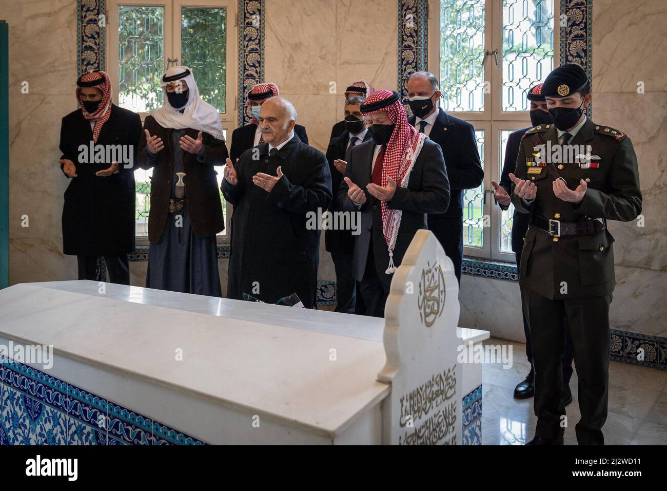 File photo - König Abdullah II. Von Jordanien (Mitte) und andere Prinzen (aus L: Prinz Ghazi, Prinz Hashem, Prinz Hamzah -teilweise versteckt von seinem Onkel Prinz Hassan, Prinz Rashed, Prinz Faisal, Prinz Ali -teilweise versteckt von Kronprinz Hussein) beten auf dem Grab ihres Großvaters und Vaters, Der verstorbene König Talal, da das Königreich das 100.-jährige Gründungsjahr 1921 auf dem Königlichen Friedhof in Amman, Jordanien, am 11. April 2021 anführt. Prinz Hamzah bin Hussein, der ehemalige Thronfolger Jordaniens, hat gesagt, dass er auf seinen Titel als Prinz verzichtet. Prinz Hamzah sagte seine "persönliche Sträflingsüberführte Stockfoto