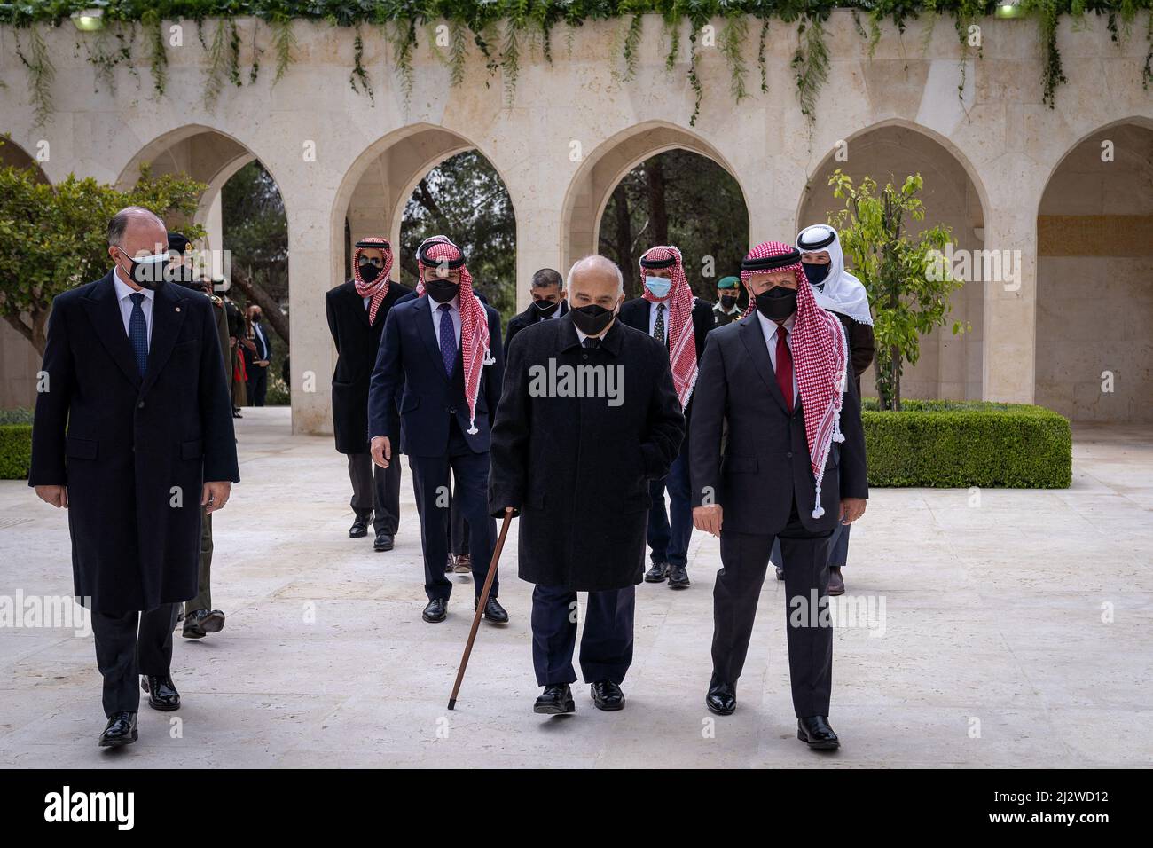 File photo - König Abdullah II. Von Jordanien und andere Prinzen (aus L : Prinz Faisal, Prinz Ghazi, Prinz Ali, Prinz Rashed, Prinz Hassan, Prinz Hamzah und Prinz Hashem) den Königlichen Friedhof verlassen, da das Königreich das 100.. Jahr seiner Gründung im Jahr 1921 auf dem Königlichen Friedhof in Amman, Jordanien, am 11. April 2021 jährt. Prinz Hamzah bin Hussein, der ehemalige Thronfolger Jordaniens, hat gesagt, dass er auf seinen Titel als Prinz verzichtet. Prinz Hamzah sagte, seine „persönlichen Überzeugungen“ seien nicht im Einklang mit den „modernen Methoden unserer Institutionen“. Der Prinz ist der vierte Sohn des verstorbenen Königs Hussein Stockfoto
