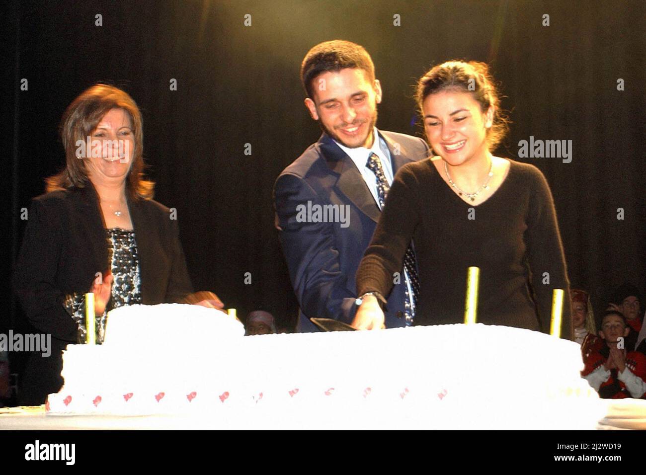 File photo - erster öffentlicher Auftritt von Prinz Hamzah bin Al Hussein von Jordanien, da er von seinem Bruder König Abdallah II. Von seinem Titel Kronprinz "aufgenommen" wurde Prinz Hamzah bin Al Hussein und seine Frau Prinzessin Noor nehmen am 30. Dezember 2004 an einem Tanzfestival in Amman Teil. Prinz Hamzah bin Hussein, der ehemalige Thronfolger Jordaniens, hat gesagt, dass er auf seinen Titel als Prinz verzichtet. Prinz Hamzah sagte, seine „persönlichen Überzeugungen“ seien nicht im Einklang mit den „modernen Methoden unserer Institutionen“. Der Prinz ist der vierte Sohn des verstorbenen Königs Hussein und jüngerer Halbbruder der Stockfoto