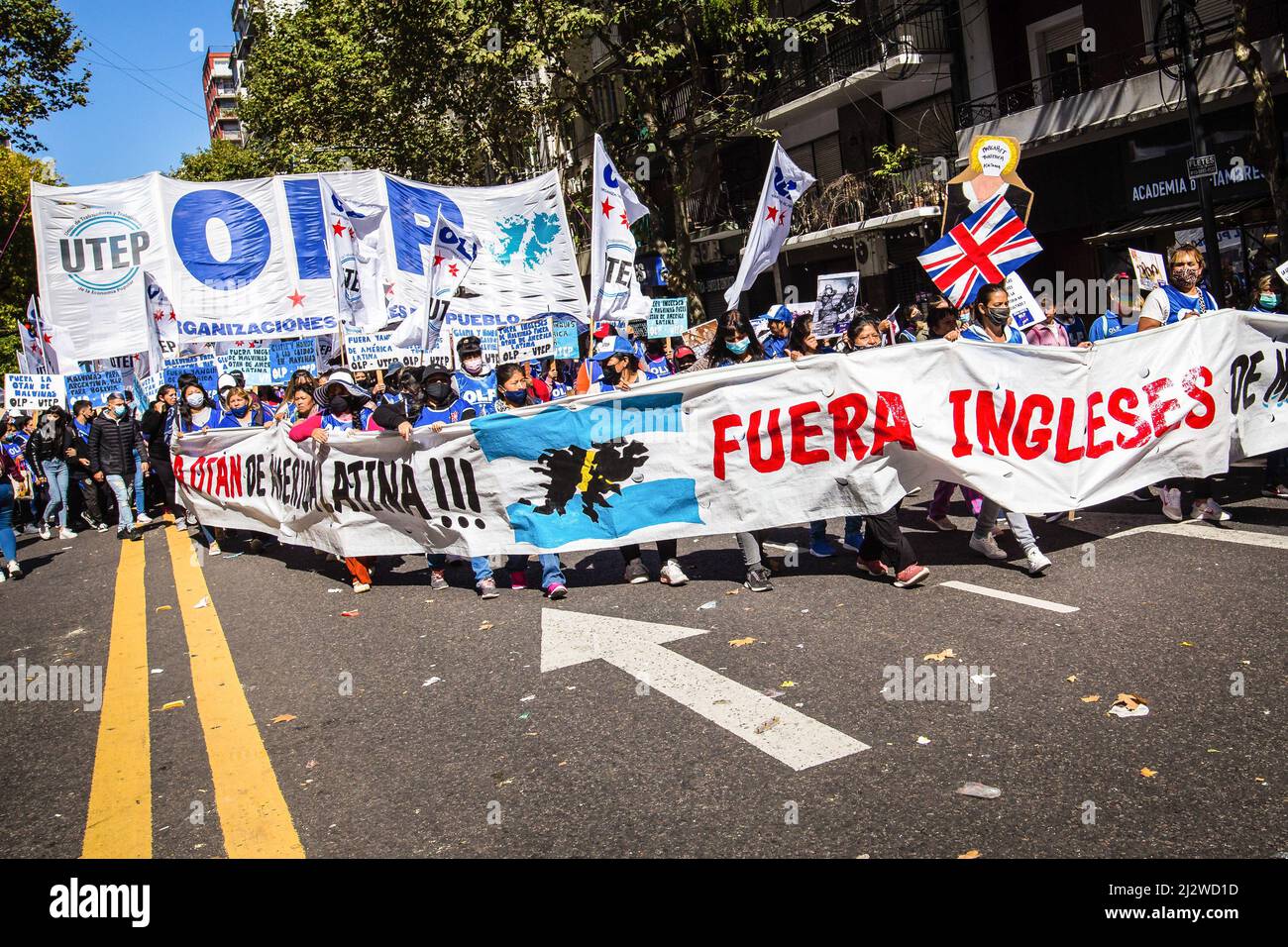 Buenos Aires, Argentinien. 02. April 2022. Während der Demonstration marschieren die Demonstranten entlang der Pueyrredon Avenue. 40 Jahre sind seit dem Falkland-Krieg oder Malvinas-Krieg zwischen Argentinien und dem Vereinigten Königreich über die beiden britischen Territorien vergangen, was einen Protest von politischen Gruppen vor der britischen Botschaft in Buenos Aires hervorbrachte. Kredit: SOPA Images Limited/Alamy Live Nachrichten Stockfoto