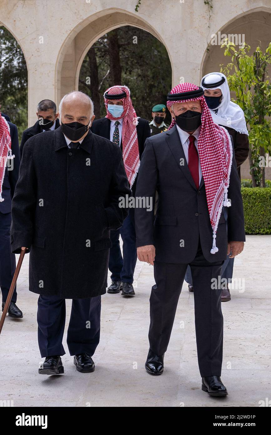 File photo - König Abdullah II. Von Jordanien (rechts) und andere Prinzen (von L: Prinz Rashed, Prinz Hassan, Prinz Hamzah, Prinz Hashem) haben gesehen, wie sie den königlichen Friedhof verlassen haben, da das Königreich am 11. April 1921 in Amman, Jordanien, das 100.-jährige Gründungsjahr feiert, 2021. Prinz Hamzah bin Hussein, der ehemalige Thronfolger Jordaniens, hat gesagt, dass er auf seinen Prinztitel verzichtet. Prinz Hamzah sagte, seine „persönlichen Überzeugungen“ seien nicht im Einklang mit den „modernen Methoden unserer Institutionen“. Der Prinz ist der vierte Sohn des verstorbenen Königs Hussein und der jüngere Halbbruder des regierenden Königs Abdullah. Stockfoto