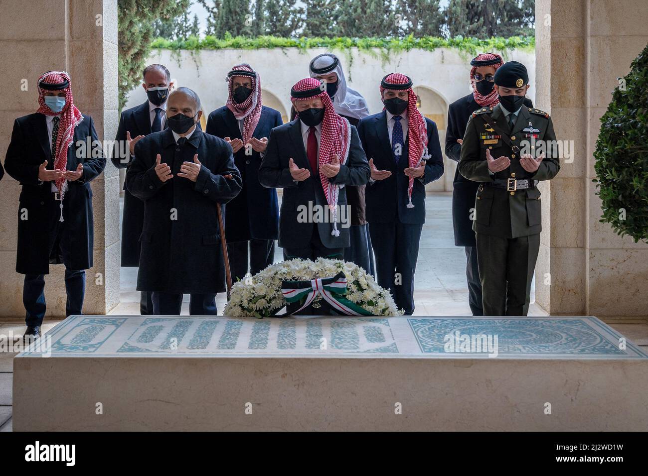 File photo - König Abdullah II. Von Jordanien und andere Prinzen (aus L : Prinz Rashed, Prinz Hamzah, Prinz Faisal, Prinz Hassan, Prinz Talal, Prinz Hashem, Prinz Ali, Prinz Ghazi und Kronprinz Hussein) beten auf dem Grab ihres Vaters, Bruders und Onkels, des verstorbenen Königs Hussein bin Talal, da das Königreich am 11. April 2021 das 100.-jährige Gründungsjahr 1921 auf dem Königlichen Friedhof in Amman, Jordanien, feiert. Prinz Hamzah bin Hussein, der ehemalige Thronfolger Jordaniens, hat gesagt, dass er auf seinen Titel als Prinz verzichtet. Prinz Hamzah sagte, seine „persönlichen Überzeugungen“ seien nicht im Einklang mit t Stockfoto