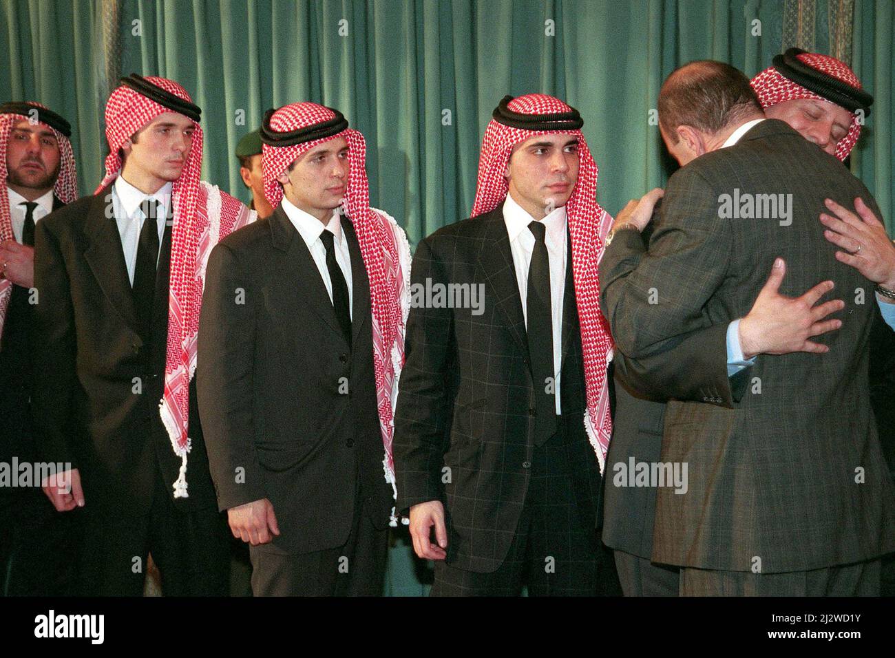 File photo - L-R : Sons of King Hussein, Hashem, Hamza, Ali, Faisal gesehen bei einer Zeremonie, um den neuen König Abdallah (oder Abdullah) am 7. Februar 1999 im Parlament in Amman, Jordanien, zu gratulieren. Vor zwanzig Jahren, Ende Januar und Anfang Februar 1999, erlebte das Königreich Jordanien einen Machtwechsel, als der verstorbene König Hussein nur zwei Wochen vor seinem Tod aus den Vereinigten Staaten von Amerika zurückkehrte, um seinen Kronprinzen zu wechseln. Prinz Hamzah bin Hussein, der ehemalige Thronfolger Jordaniens, hat gesagt, dass er auf seinen Titel als Prinz verzichtet. Prinz Hamzah sagte seine „persönlichen Überzeugungen“ Stockfoto