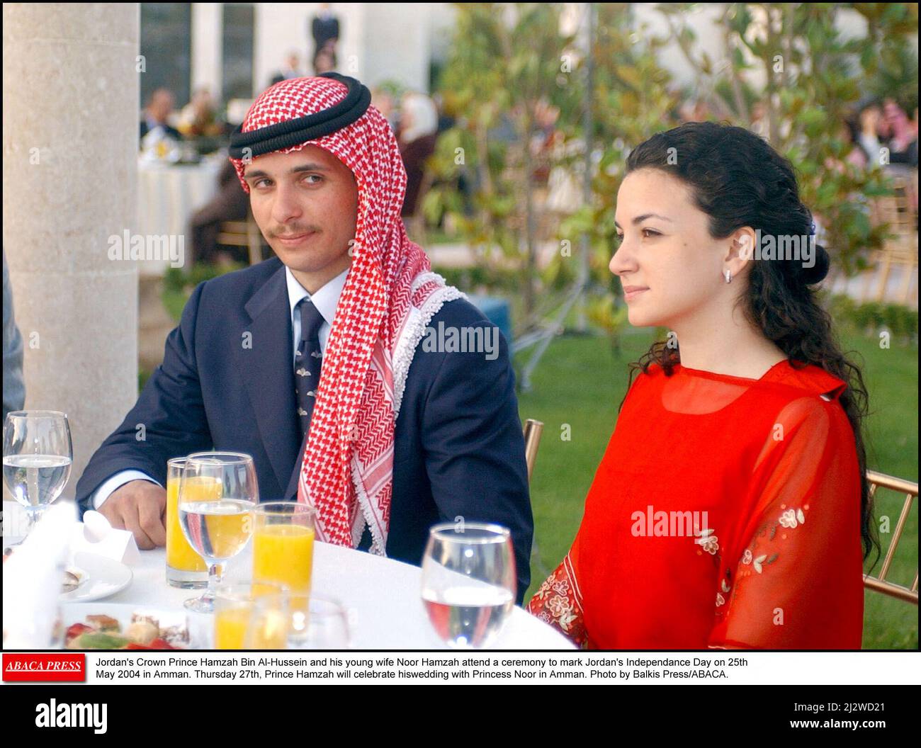File photo - Jordaniens Kronprinz Hamzah bin Al-Hussein und seine junge Frau Noor Hamzah nehmen am 25. Mai 2004 an einer Zeremonie zum Unabhängigkeitsfeiertag Jordaniens in Amman Teil. Am Donnerstag, dem 27.., wird Prinz Hamzah seine Hochzeit mit Prinzessin Noor in Amman feiern. Prinz Hamzah bin Hussein, der ehemalige Thronfolger Jordaniens, hat gesagt, dass er auf seinen Titel als Prinz verzichtet. Prinz Hamzah sagte, seine „persönlichen Überzeugungen“ seien nicht im Einklang mit den „modernen Methoden unserer Institutionen“. Der Prinz ist der vierte Sohn des verstorbenen Königs Hussein und der jüngere Halbbruder des regierenden Königs Abdullah. Er wurde unter Stockfoto
