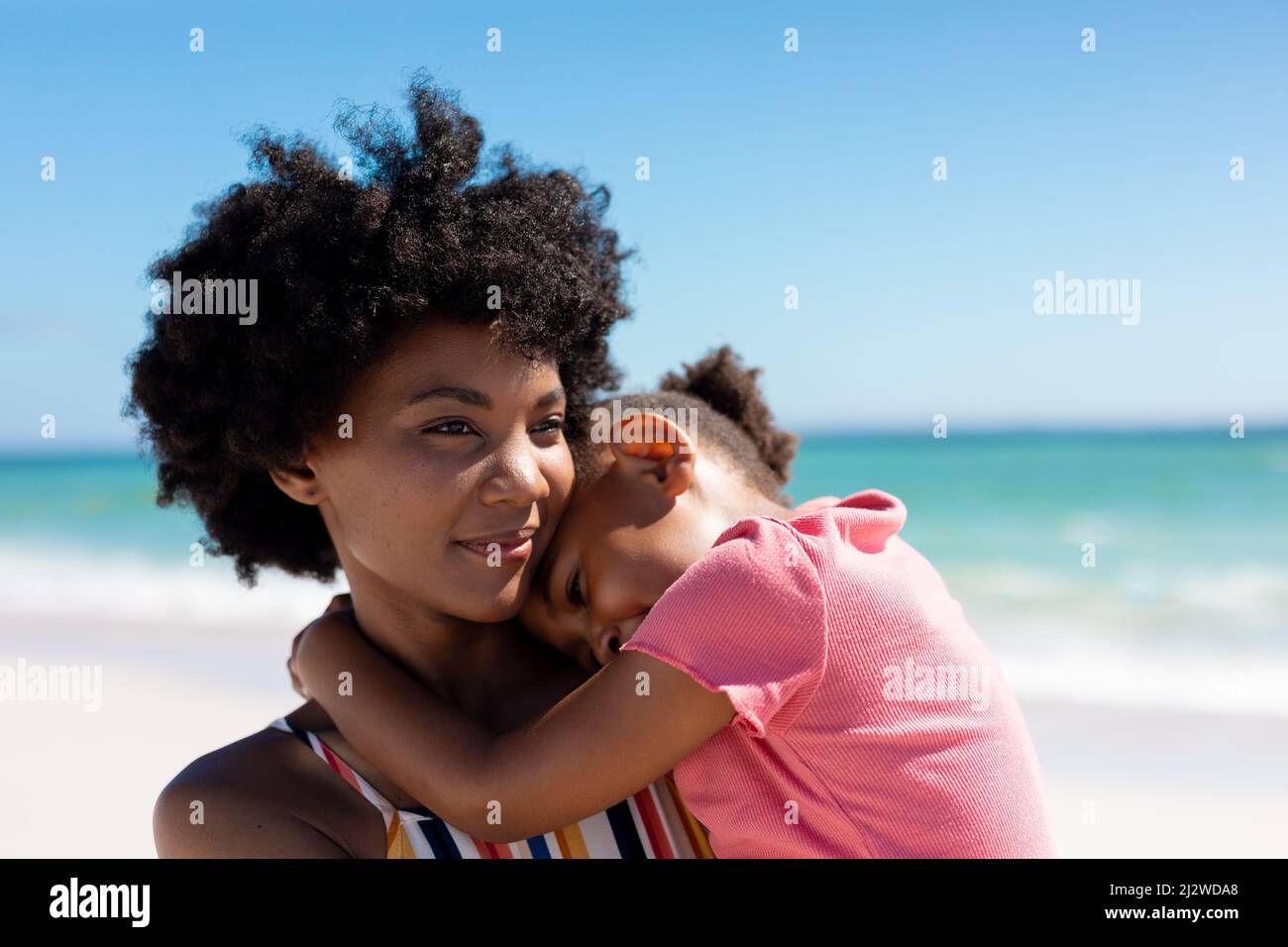 afroamerikanische Frau mit Tochter am Strand genießen Sommerwochenende zusammen Stockfoto