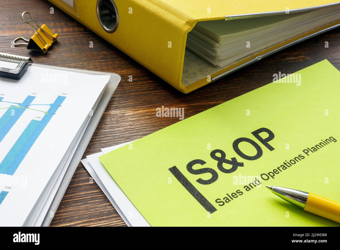 SOP-Papiere und -Ordner für Sales and Operations Planning. Stockfoto