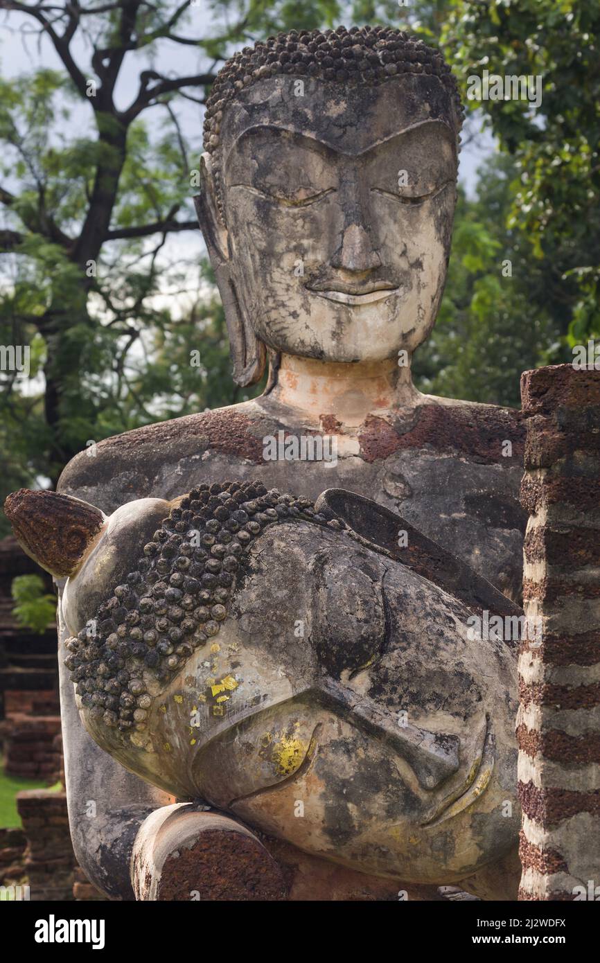 Alte Buddha-Statuen im Wat Phra Kaeo, Kamphaeng Phet, Thailand. Stockfoto