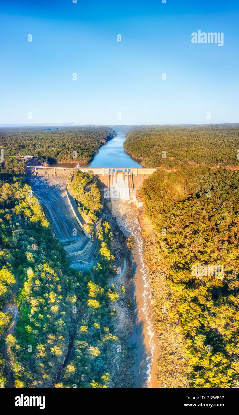 Warragamba-Staudamm auf dem Blue Mountains River in Australien - vertikales Luftpanorama. Stockfoto
