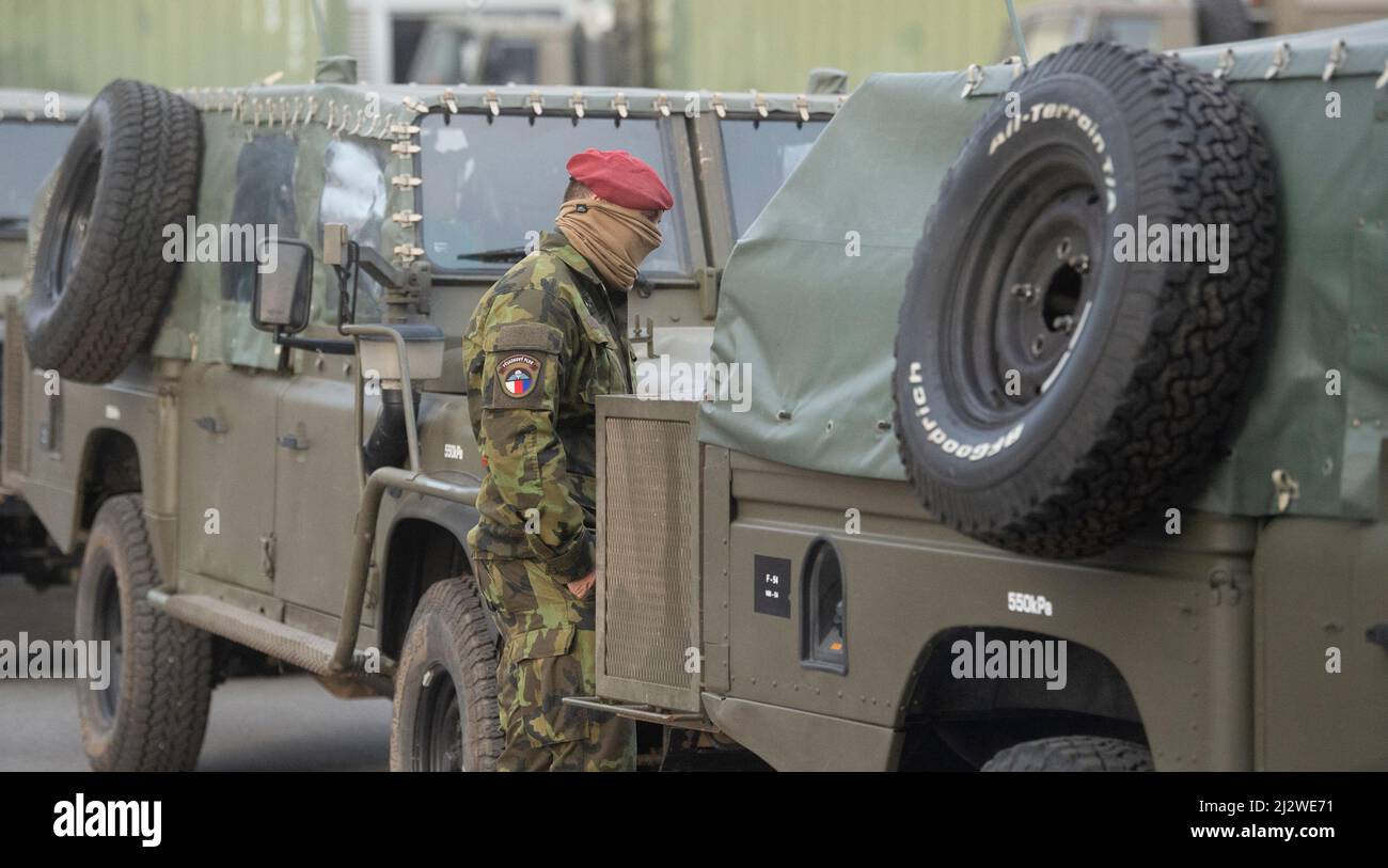 Chrudim, Tschechische Republik. 04. April 2022. Tschechische Soldaten verlassen heute, am Montag, den 4. April 2022, die Slowakei, wo sie eine multinationale Kampfgruppe befehligen werden, die dort eingesetzt wird, um die alliierten Truppen an der Ostflanke der NATO als Reaktion auf die Situation in der Ukraine anzukurbeln. Die Kampfgruppe kann bis zu 2.100 Mitglieder haben und Soldaten aus Deutschland, Polen, Slowenien, den Niederlanden und den USA werden ebenfalls daran teilnehmen. Tschechien wird mehrere hundert Soldaten zu ihr schicken. Quelle: Josef Vostarek/CTK Photo/Alamy Live News Stockfoto