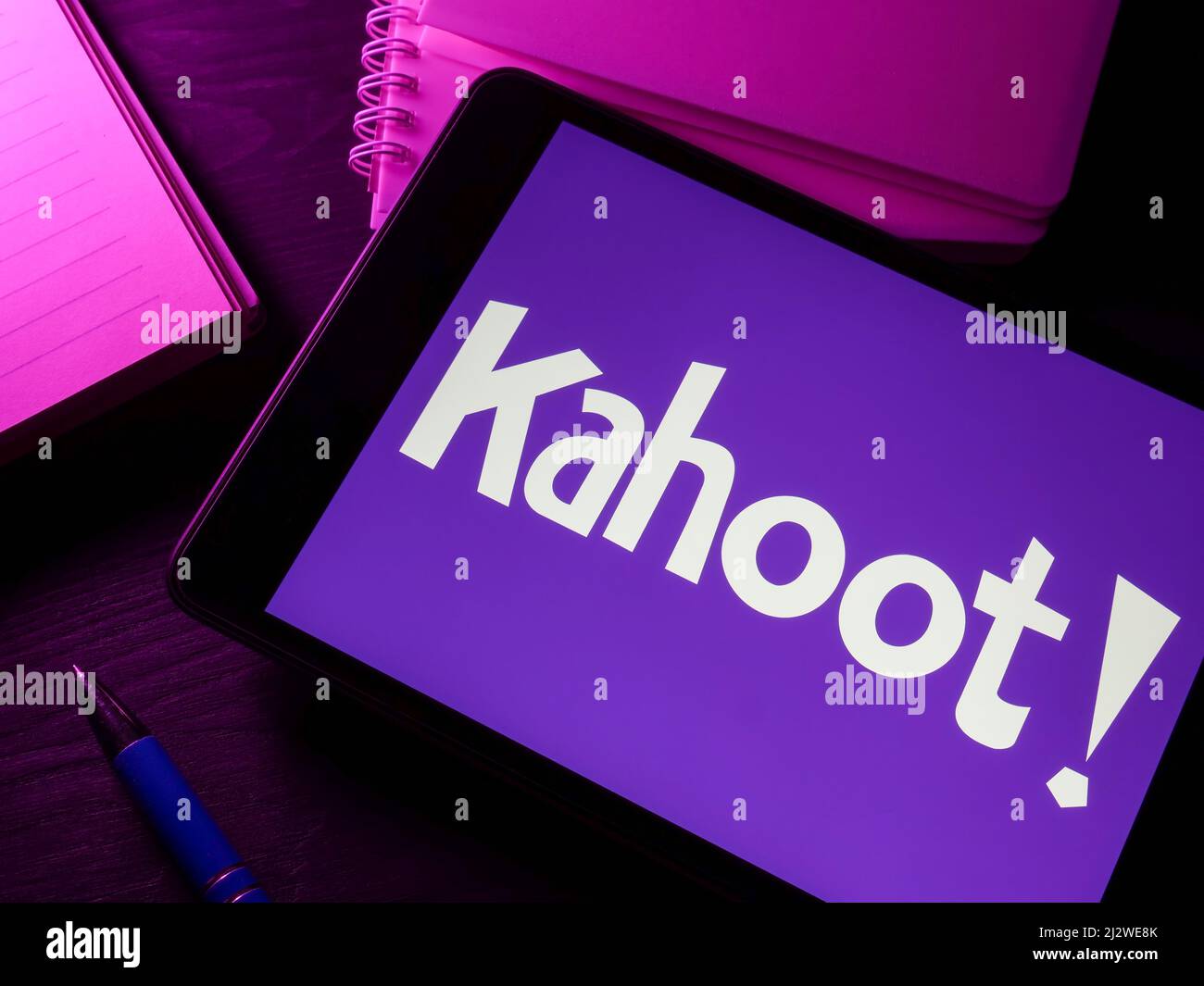 KIEW, UKRAINE - 30. März 2022. Tablet mit Kahoot-Logo und Notebooks. Stockfoto