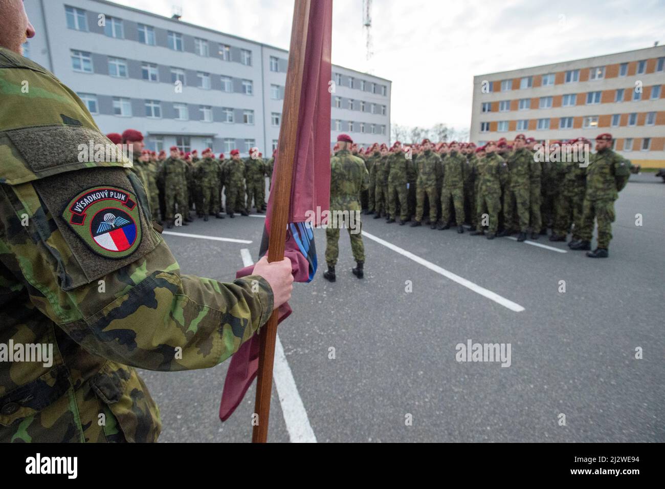 Chrudim, Tschechische Republik. 04. April 2022. Tschechische Soldaten verlassen heute, am Montag, den 4. April 2022, die Slowakei, wo sie eine multinationale Kampfgruppe befehligen werden, die dort eingesetzt wird, um die alliierten Truppen an der Ostflanke der NATO als Reaktion auf die Situation in der Ukraine anzukurbeln. Die Kampfgruppe kann bis zu 2.100 Mitglieder haben und Soldaten aus Deutschland, Polen, Slowenien, den Niederlanden und den USA werden ebenfalls daran teilnehmen. Tschechien wird mehrere hundert Soldaten zu ihr schicken. Quelle: Josef Vostarek/CTK Photo/Alamy Live News Stockfoto