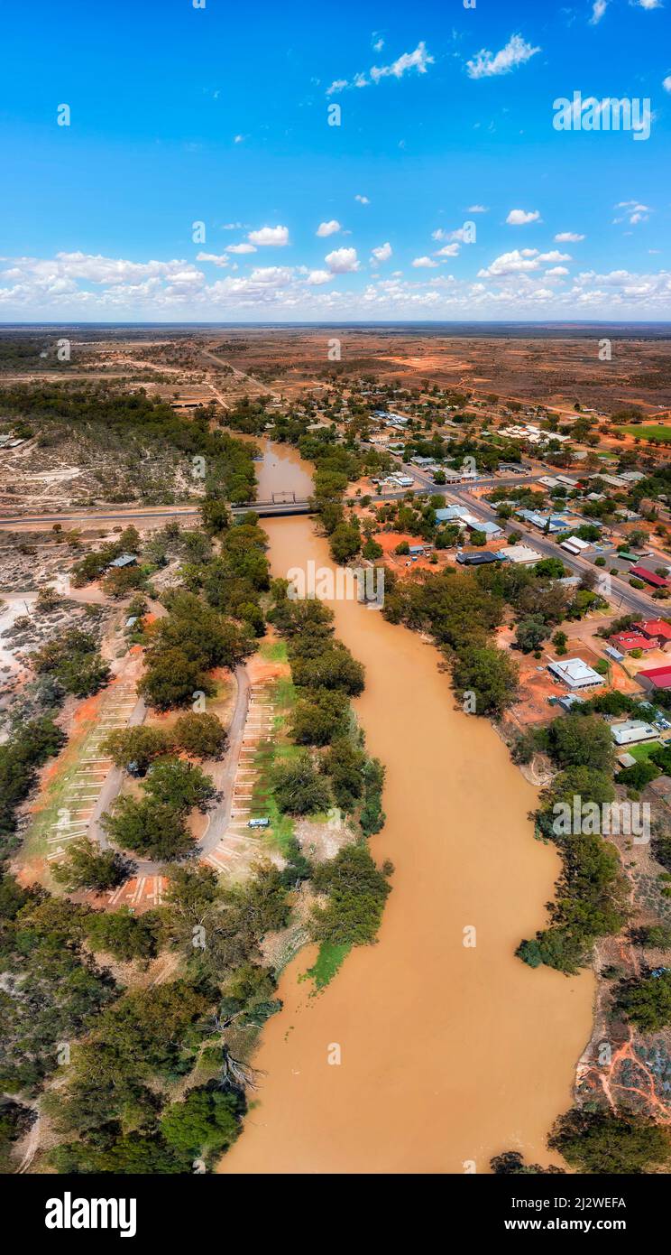 Gelbes Wasser des Darling River in der Nähe der Stadt Wilcannia am Barrier Highway im Outback australien - vertikales Luftpanorama. Stockfoto