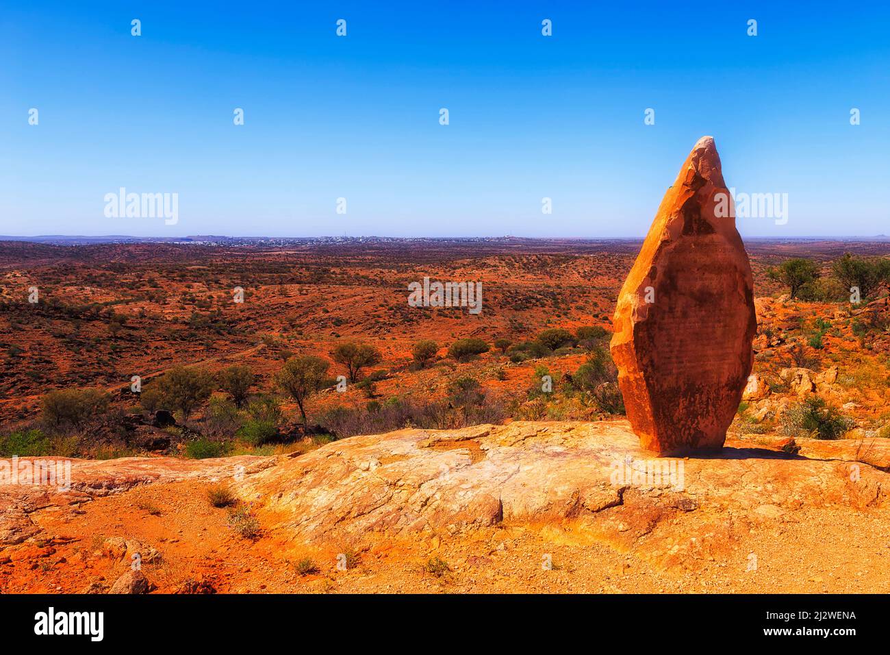 Skyline der entfernten Stadt Broken Hill im australischen Outback, halbiert von der Höhe des öffentlichen Skulpturengartens. Stockfoto