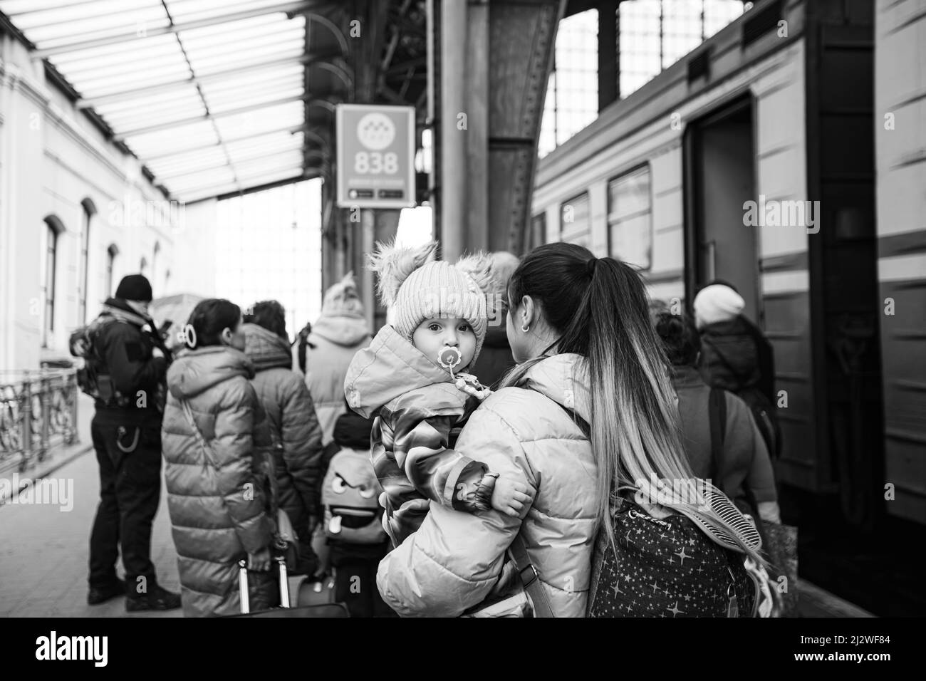 Lviv, Ukraine - 22. März 2022: Ukrainische Flüchtlinge auf dem Bahnhof von Lviv warten auf den Zug, um nach Europa zu fliehen Stockfoto