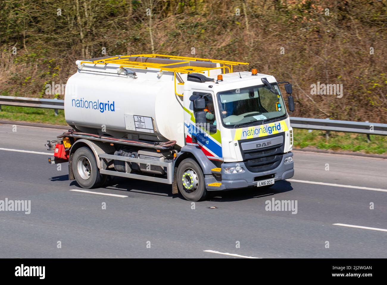 2016 National Grid White DAF 310 FA Tanker mit geringer Gefahrenlast auf der M61 Motorway UK Stockfoto