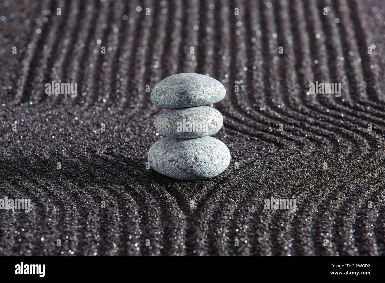 Japanischer Zen-Garten mit Yin und Yang und feng Shui in strukturiertem Sand Stockfoto