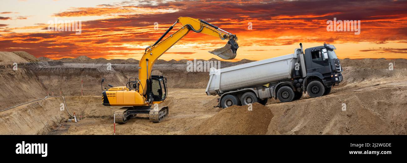 Schwerbagger, der auf der Baustelle arbeitet Stockfoto