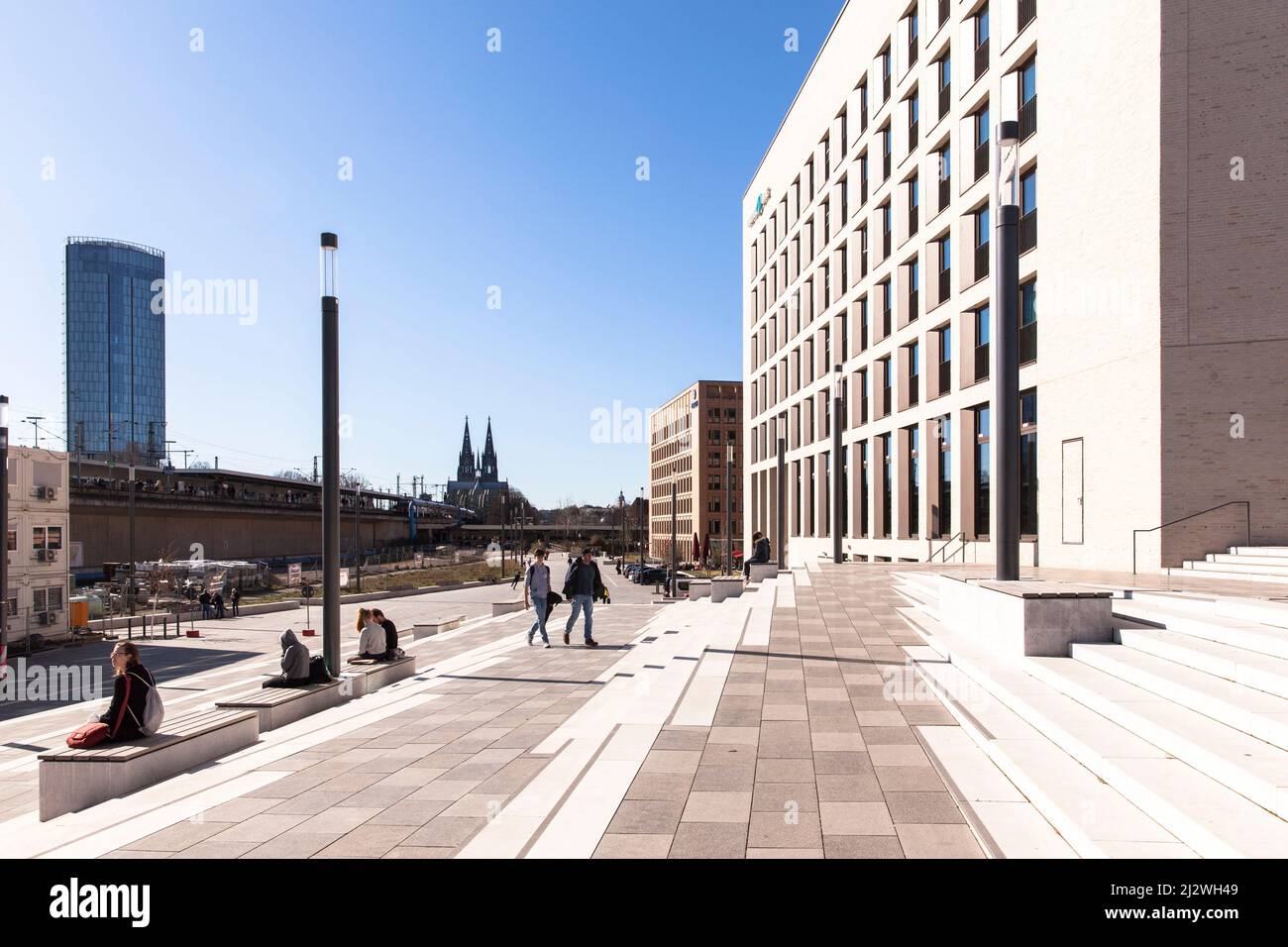 Das Motel One Hotel in der MesseCity im Stadtteil Deutz, im Hintergrund die Kathedrale, links das Kölner Dreieck-Hochhaus, Colog Stockfoto