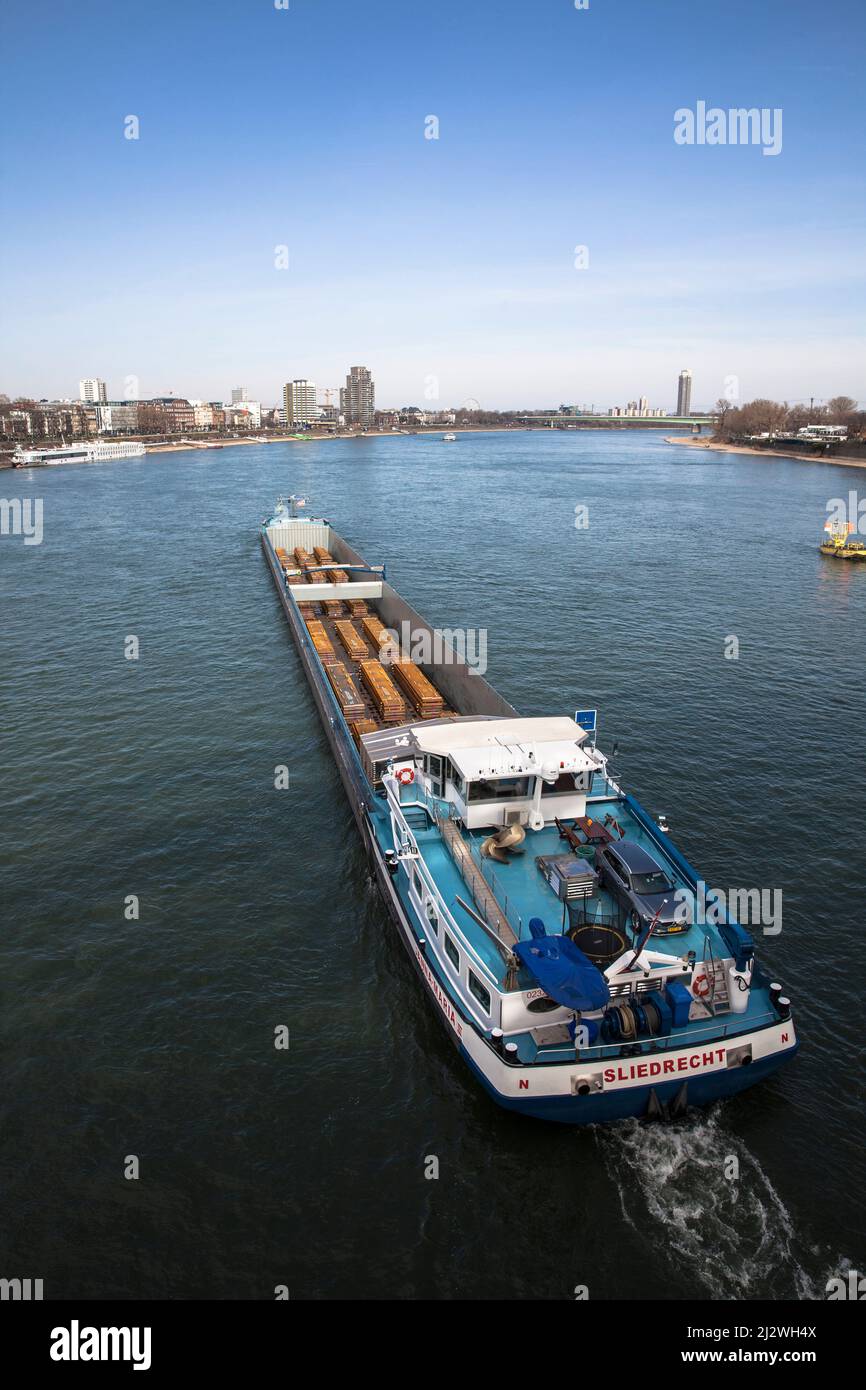Frachtschiff mit Stahlplatten auf dem Rhein, Köln, Deutschland. Frachtschiff mit Stahlbrammen auf demn Rhein, Köln, Deutschland. Stockfoto