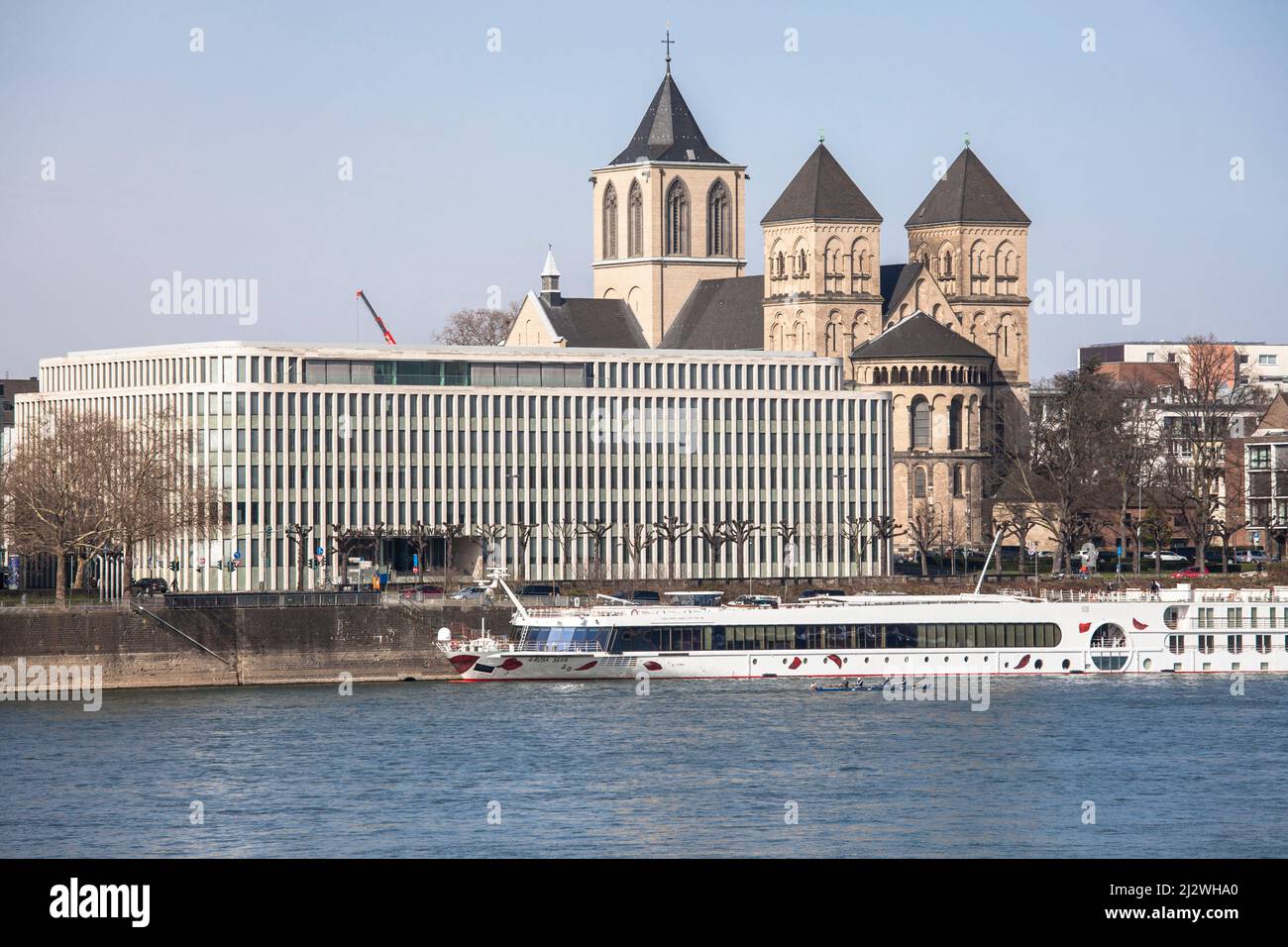 Blick über den Rhein zum Institut der deutschen Wirtschaft Köln oder zum Kölner Institut für Wirtschaftsforschung am Konrad-Adenauer-Ufer Stockfoto