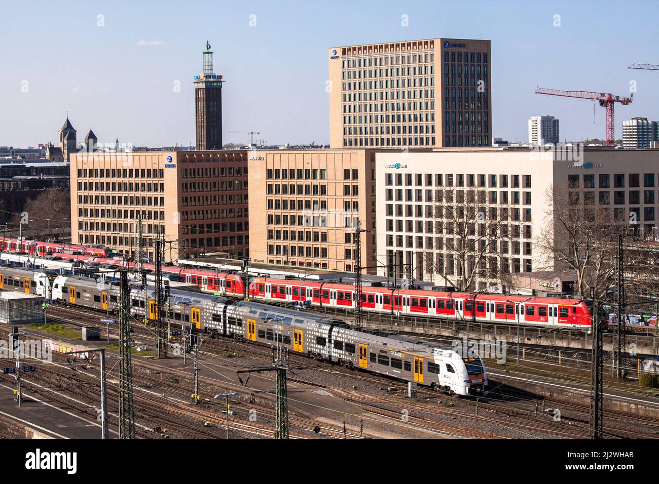 Blick auf den Bahnhof Deutz, die Zürcher Versicherungsgesellschaft und das Motel One in der MesseCity Köln im Stadtteil Deutz, im Hintergrund das Fair Tow Stockfoto