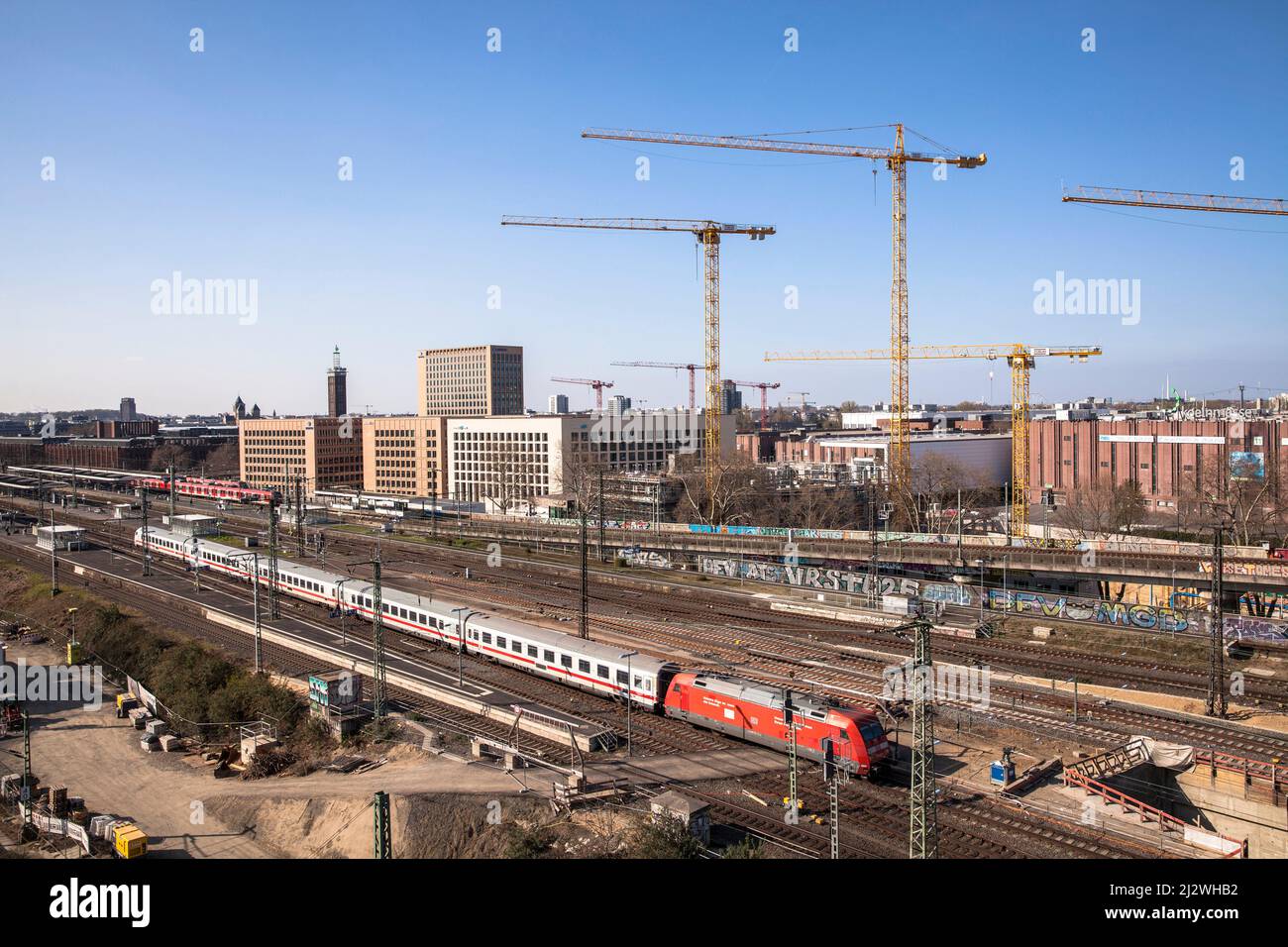 Blick auf den Bahnhof Deutz und der Baustelle des Bauvorhabens MesseCity Koeln in der Nähe der Messegelände im Stadtteil Deutz, Köln, Stockfoto