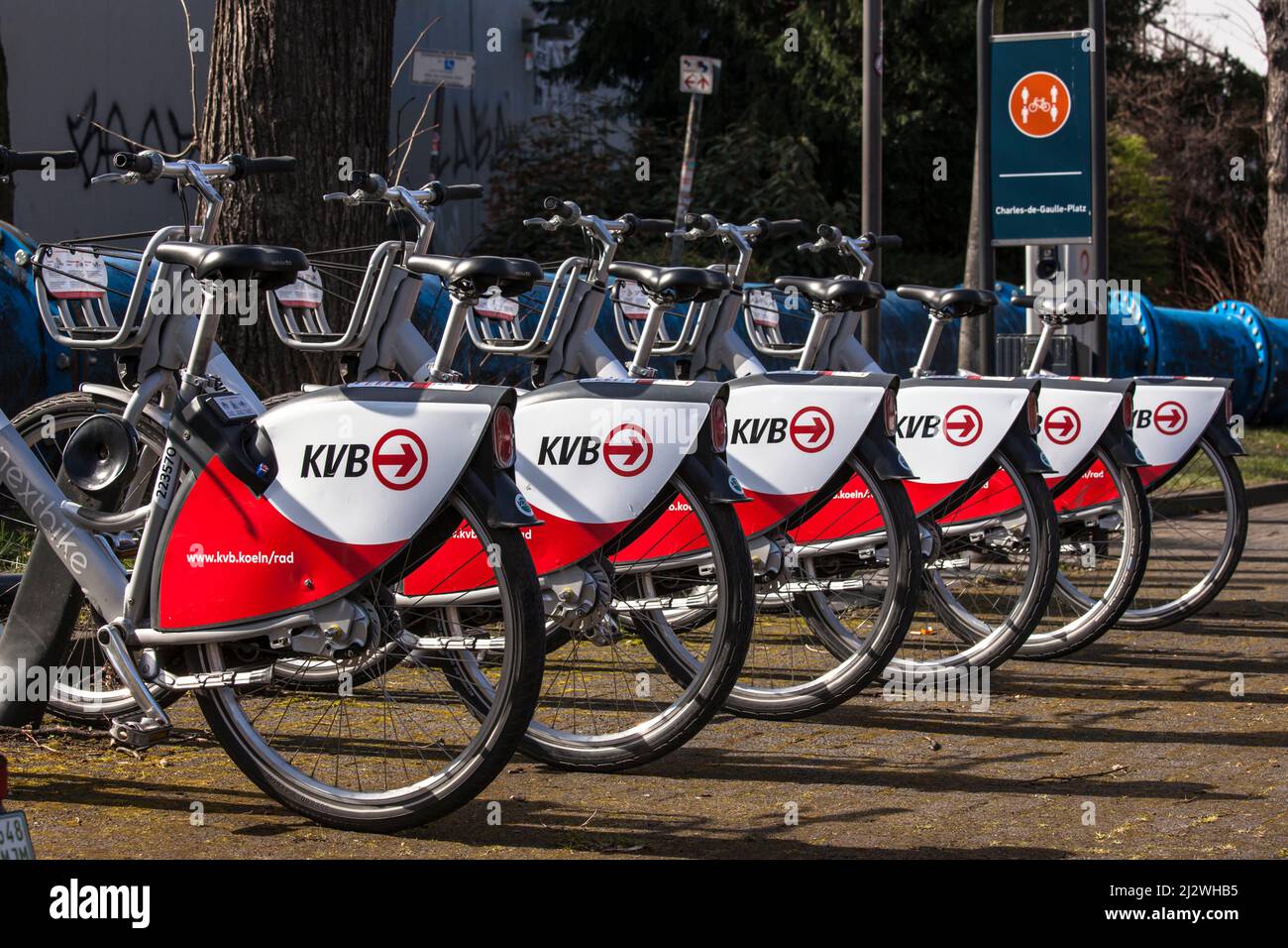 Vermietung E-Bikes der Firma Kölner Verkehrsbetriebe KVB (Kölner Public Transport Company) an eine Ladestation der Mobilstation auf der Ch Stockfoto