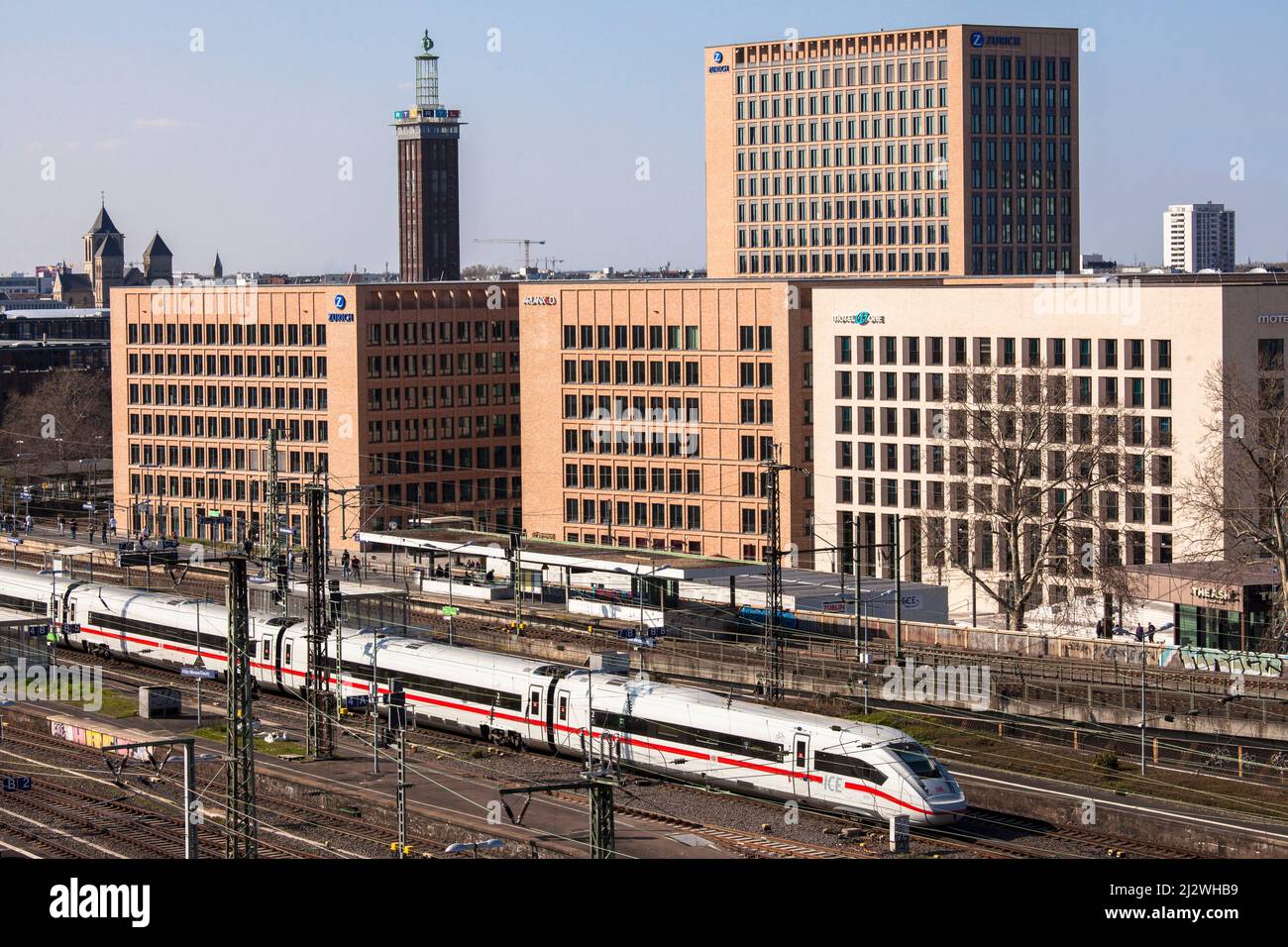 Blick auf den Bahnhof Deutz, die Zürcher Versicherungsgesellschaft und das Motel One in der MesseCity Köln im Stadtteil Deutz, im Hintergrund das Fair Tow Stockfoto