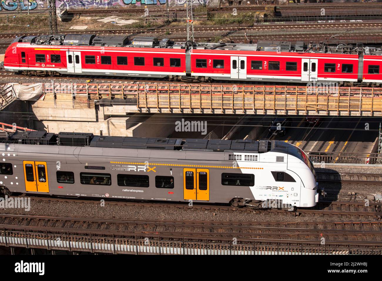National Express und Deutsche Bahn im Stadtteil Deutz, Köln, Deutschland. National Express und Nahverkehrszug der Deutschen Ba Stockfoto