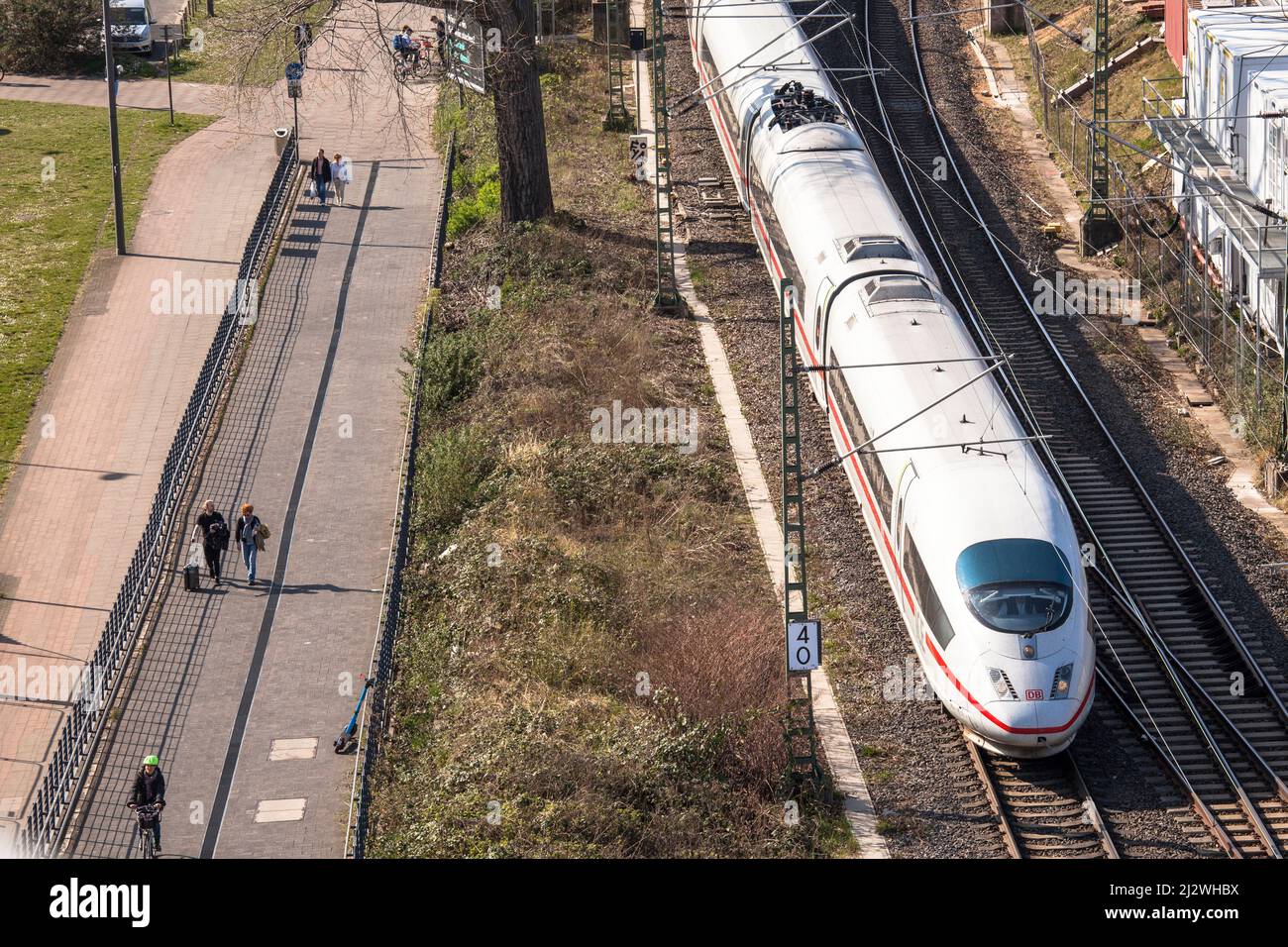 Hochgeschwindigkeitszug ICE 3 im Stadtteil Deutz, der den Bahnhof Deutz, Köln, verlässt. Hochzeitszug ICE 3 im Stadtteil Deutz, Ausf Stockfoto