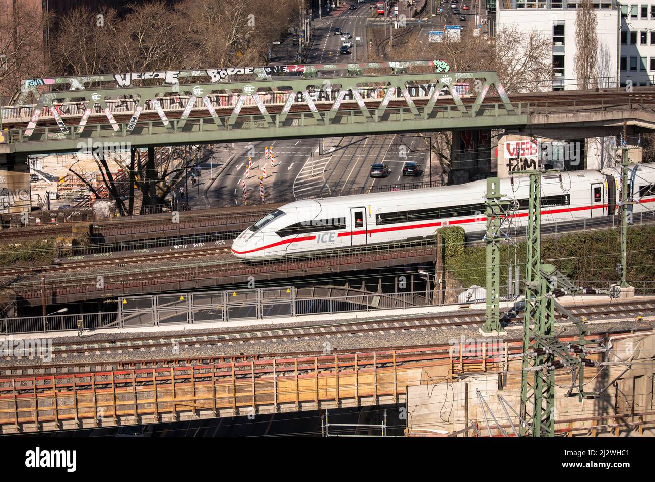 Hochgeschwindigkeitszug ICE 4 im Stadtteil Deutz, Köln, Deutschland. Hochzeitszug ICE 4 im Stadtteil Deutz, Köln, Deutschland. Stockfoto