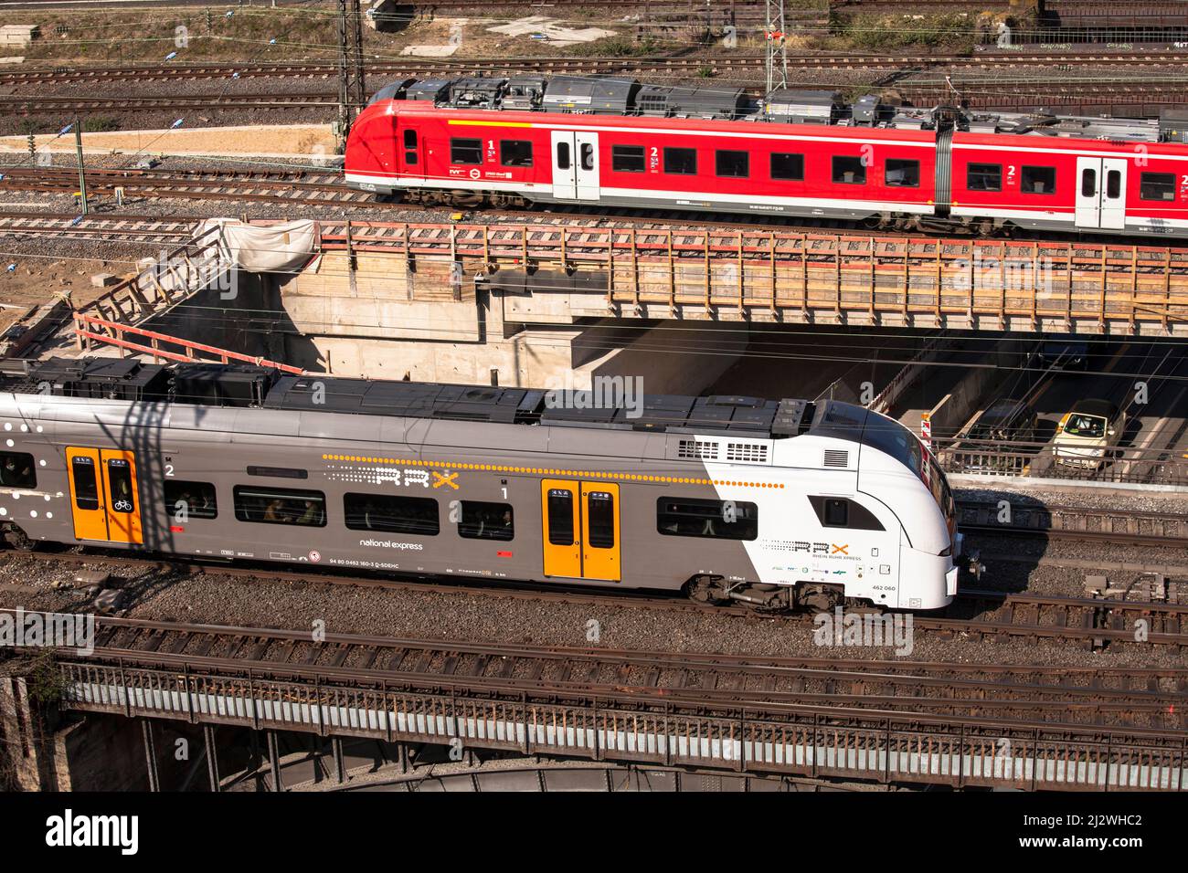 National Express und Deutsche Bahn im Stadtteil Deutz, Köln, Deutschland. National Express und Nahverkehrszug der Deutschen Ba Stockfoto