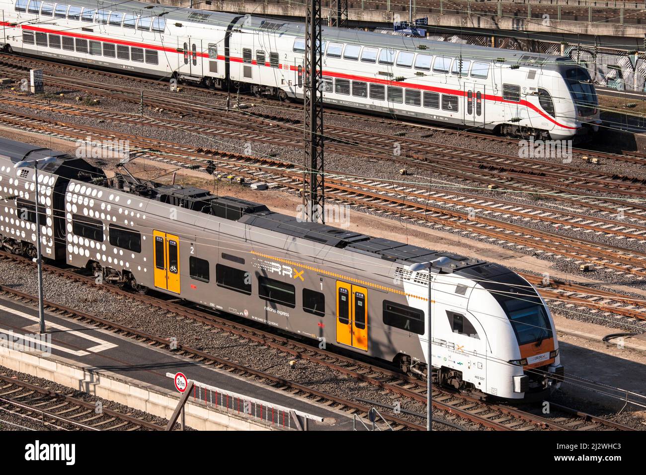National Express Zug und IC Zug der Deutschen Bahn im Stadtteil Deutz, Köln, Deutschland. National Express und IC der Deutschen Bahn im Stadt Stockfoto
