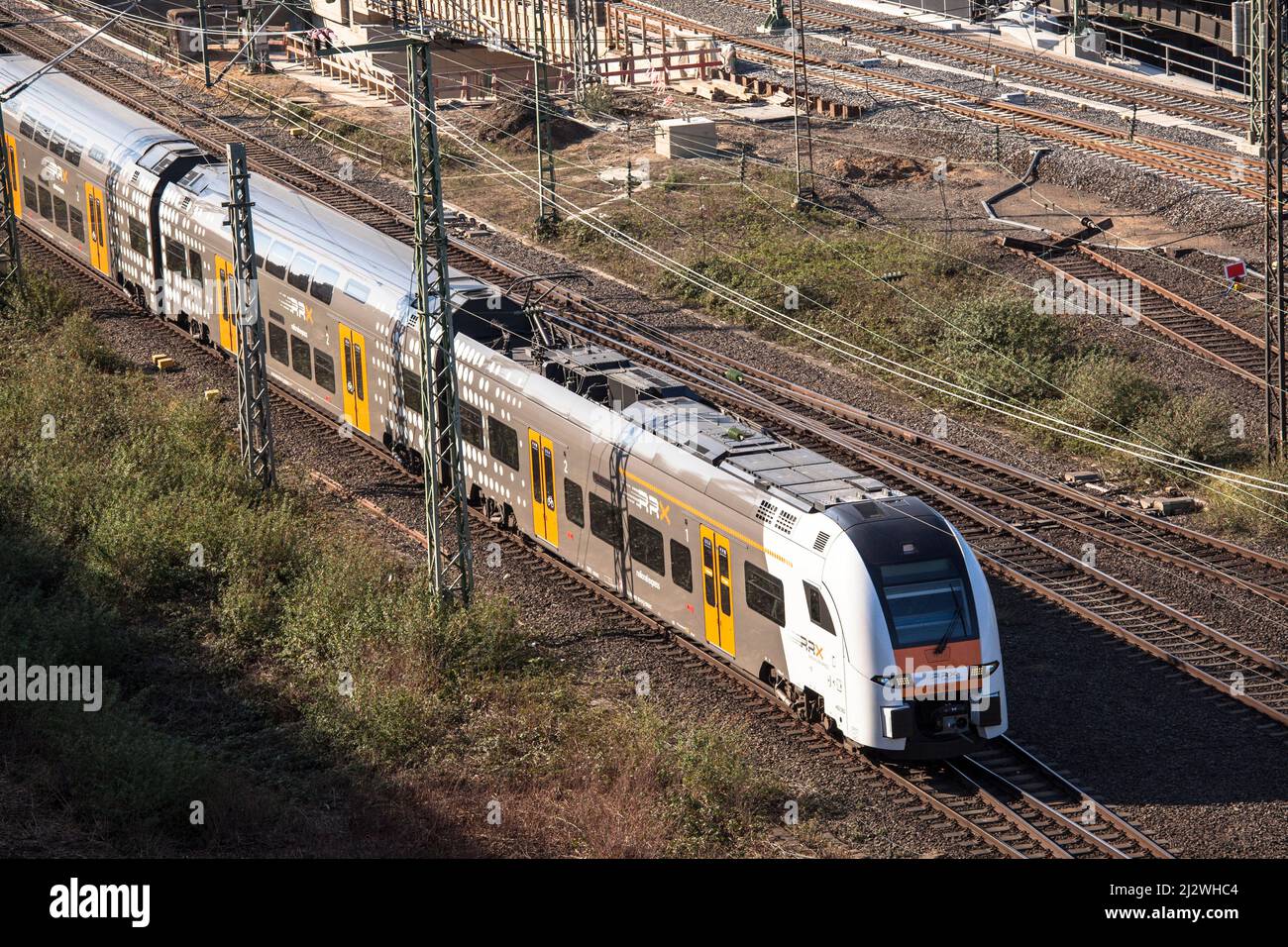 National Express Zug im Stadtteil Deutz, Köln, Deutschland. National Express im Stadtteil Deutz, Köln, Deutschland. Stockfoto