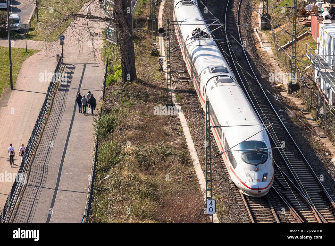 Hochgeschwindigkeitszug ICE 3 im Stadtteil Deutz, der den Bahnhof Deutz, Köln, verlässt. Hochzeitszug ICE 3 im Stadtteil Deutz, Ausf Stockfoto