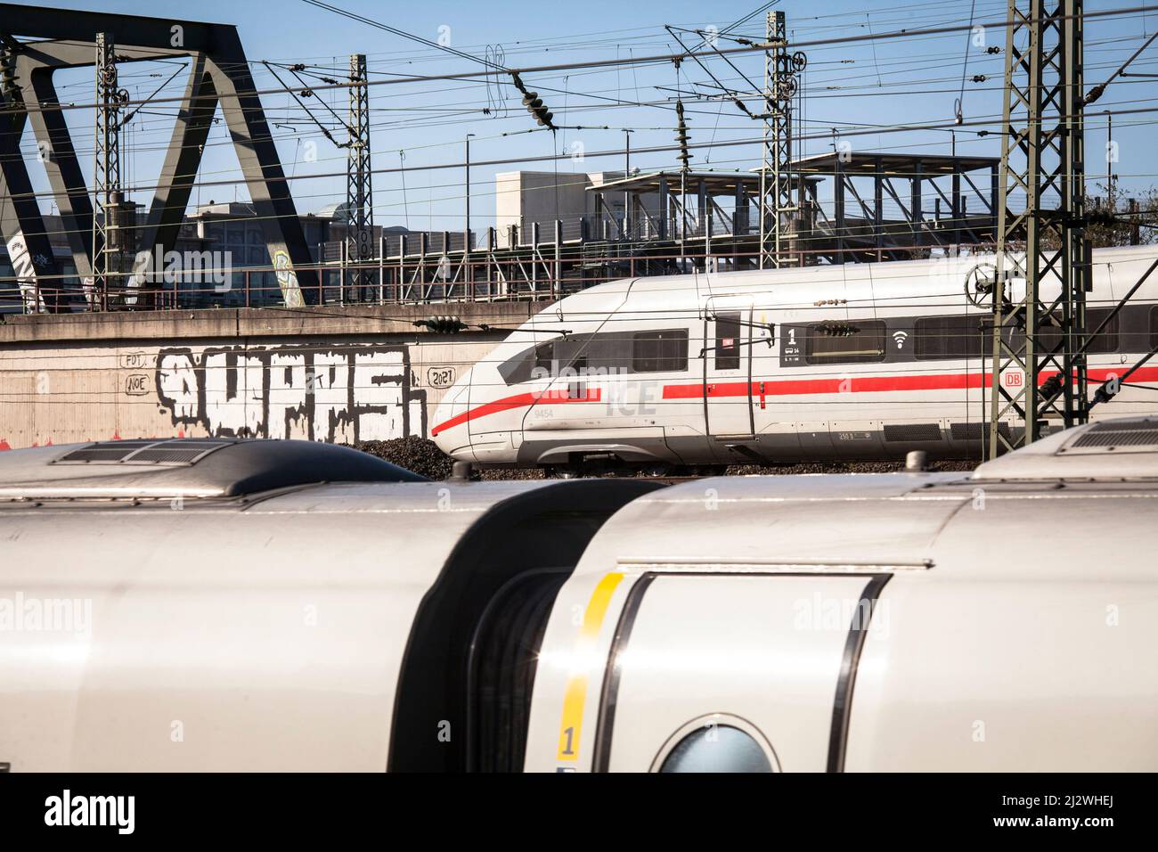 Hochgeschwindigkeitszüge ICE 3 im Stadtteil Deutz, Köln, Deutschland. Hochgeschwindzuege ICE 3 im Stadtteil Deutz, Köln, Deutschland. Stockfoto