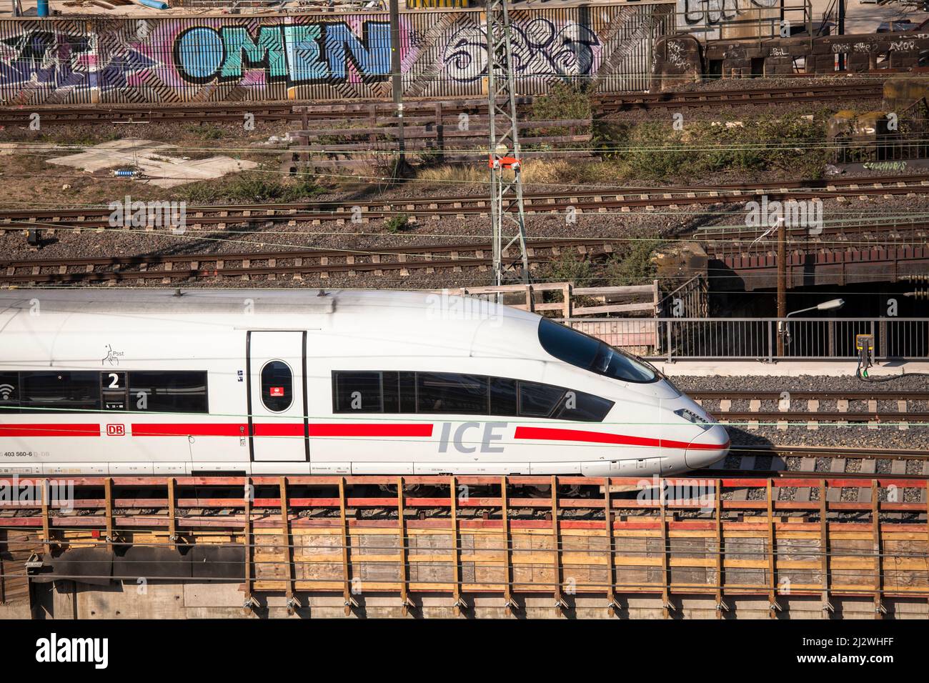 Hochgeschwindigkeitszug ICE 3 im Stadtteil Deutz, Köln, Deutschland. Hochzeitszug ICE 3 im Stadtteil Deutz, Köln, Deutschland. Stockfoto