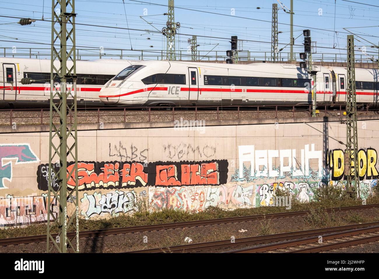 Hochgeschwindigkeitszüge ICE 3 im Stadtteil Deutz, Köln, Deutschland. Hochgeschwindzuege ICE 3 im Stadtteil Deutz, Köln, Deutschland. Stockfoto