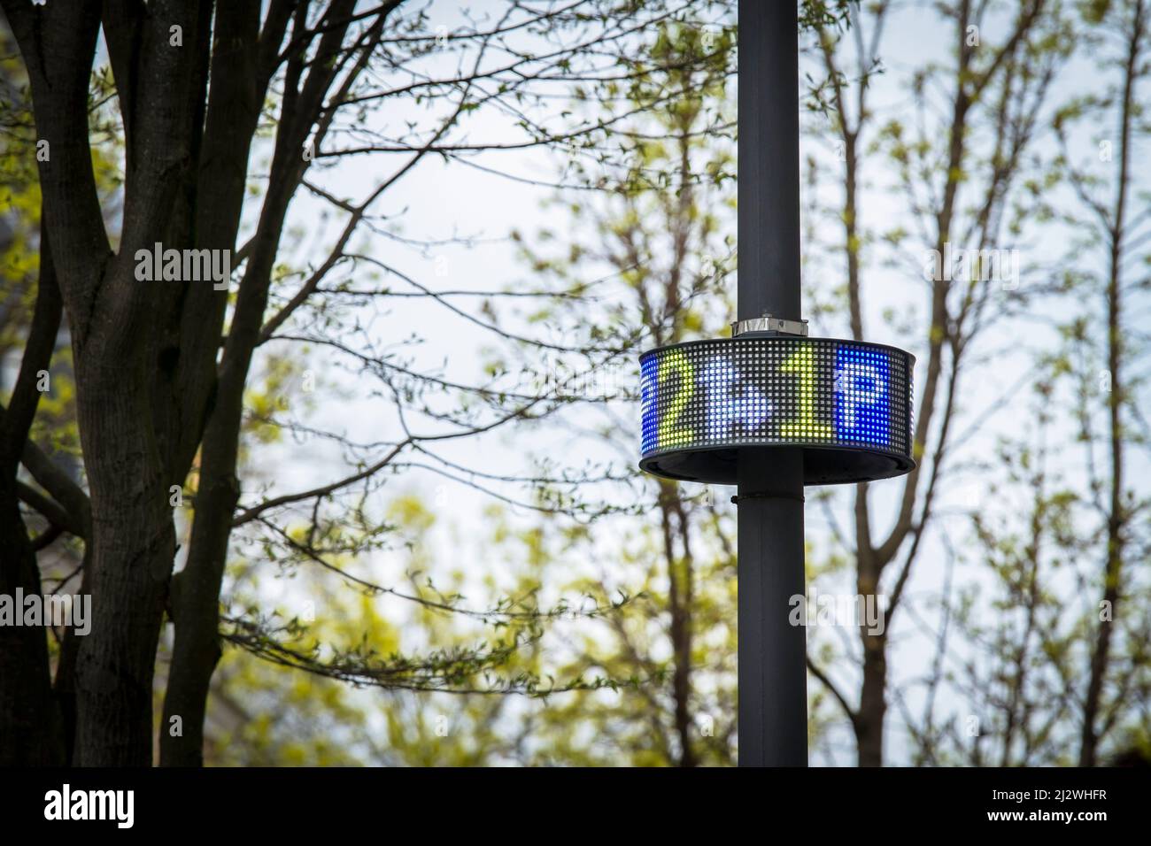 LED-Anzeige des Parkleitsystems ParkPilot im Bezirk Nippes, Köln, Deutschland. Das System des Betreibers Rheinenergie deckt rund 80 ab Stockfoto