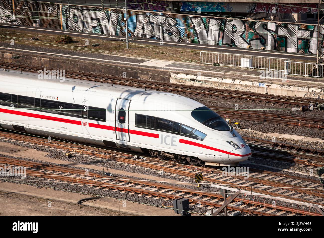 Hochgeschwindigkeitszug ICE 3 im Stadtteil Deutz, Köln, Deutschland. Hochzeitszug ICE 3 im Stadtteil Deutz, Köln, Deutschland. Stockfoto