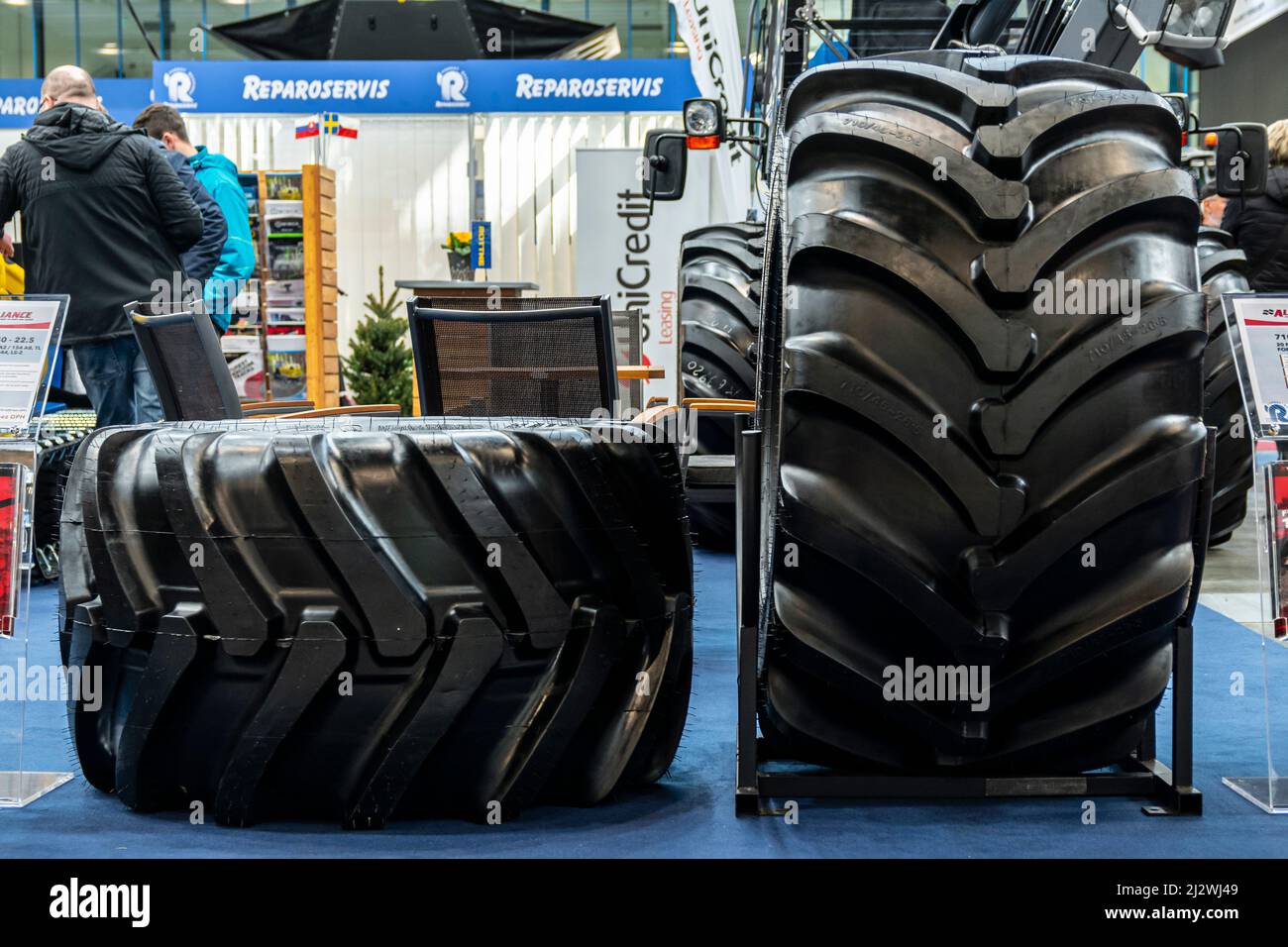 BRÜNN BVV, Tschechische Republik - April 3. 2022 brandneue Traktor- und Ladereifen. Nahaufnahme einiger Traktorräder. Stockfoto