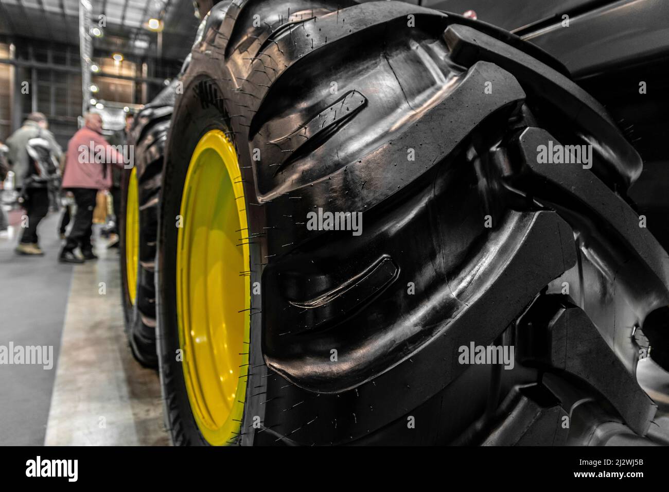 Nahaufnahme einiger Traktorräder. Brandneue Traktor- und Ladereifen. Stockfoto