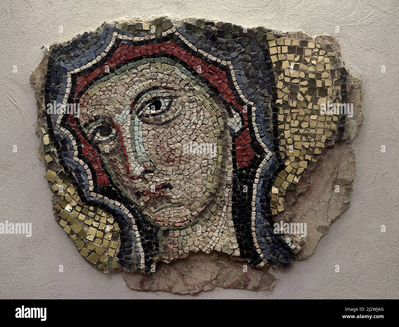 Kopf der Jungfrau - freistehendes Mosaik - venezianische byzantinische Arbeiter - die Hälfte des 12.. Jahrhunderts - Ferrara, Italien, Museum der Kathedrale Stockfoto