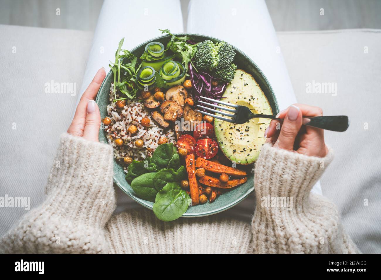 Frau hält Teller mit leckeren veganen oder vegetarischen Speisen. Gesunde vegane Mahlzeit. Vegane buddha Schale mit gesundem Essen. Gesunde Ernährung oder Ernährung Stockfoto