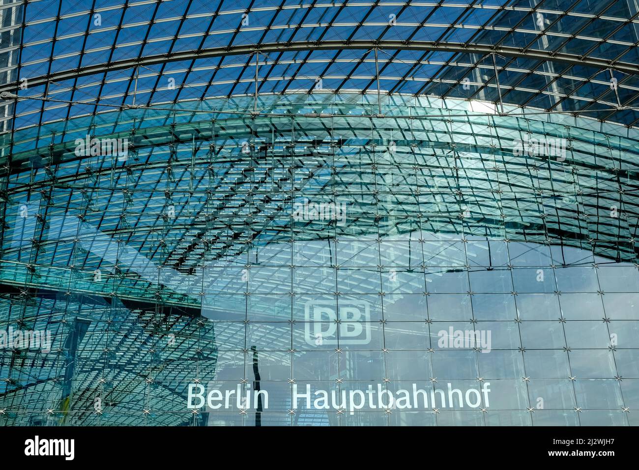 Berlin, Deutschland. Fassade des Berliner Hbf/Hauptbahnhof. Derzeit ist der Bahnhof der Mittelpunkt bei der Aufnahme ukrainischer Kriegsopfer und Flüchtlinge, Stockfoto