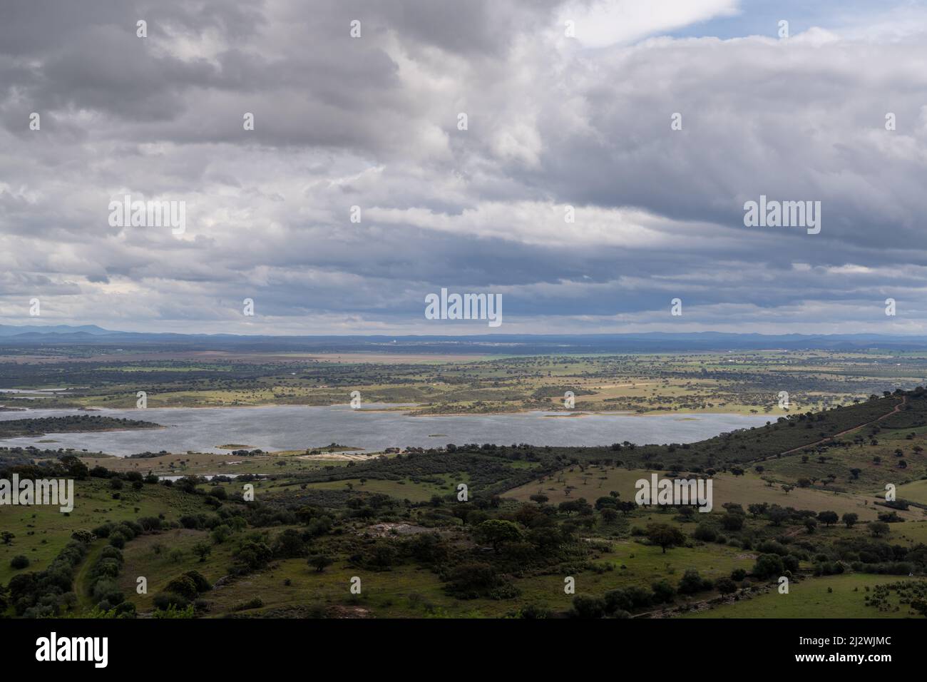 Ein Landschaftsbild des Alqueva Reservoirs an der Grenze zwischen Spanien und Portugal Stockfoto