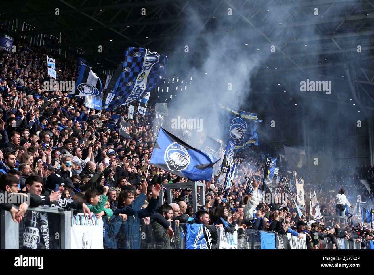 Bergamo, Italien. 03. April 2022. Atalanta BC-Fans klatschen in die Hände, winken Flaggen und feuern Rauchbomben während Atalanta BC gegen SSC Napoli, italienische Fußballserie A Spiel in Bergamo, Italien, 03 2022. April Quelle: Independent Photo Agency/Alamy Live News Stockfoto